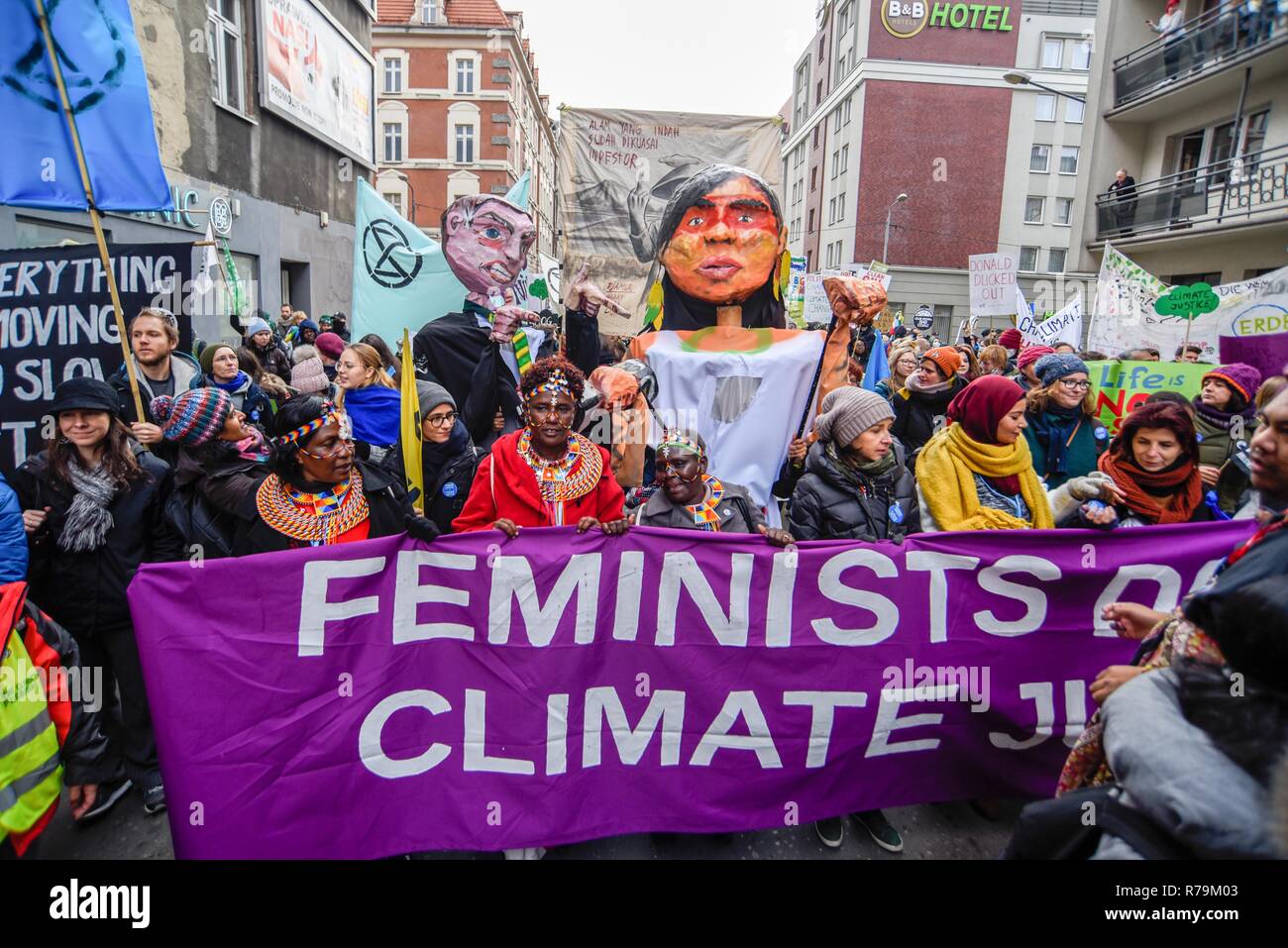 Donne vestito in abiti indigeni visto dietro un banner durante il mese di marzo. Marzo per il clima durante la conferenza delle Nazioni Unite sui cambiamenti climatici (COP24).Il 2018 Conferenza delle Nazioni Unite sul cambiamento climatico (COP24) si svolgerà tra il 2 ed il 14 dicembre a Katowice, Polonia. Foto Stock