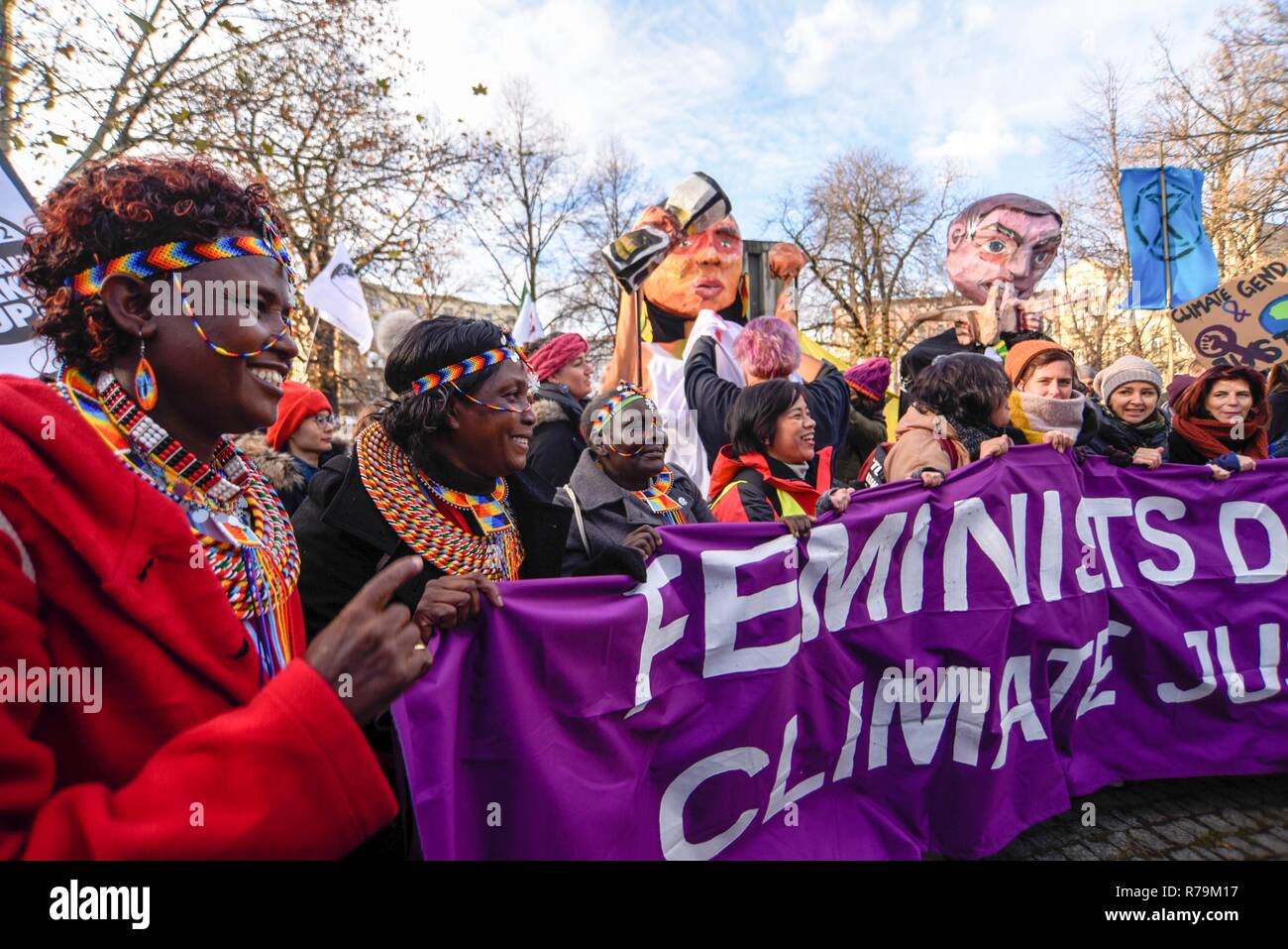 Donne vestito in abiti indigeni visto dietro un banner durante il mese di marzo. Marzo per il clima durante la conferenza delle Nazioni Unite sui cambiamenti climatici (COP24).Il 2018 Conferenza delle Nazioni Unite sul cambiamento climatico (COP24) si svolgerà tra il 2 ed il 14 dicembre a Katowice, Polonia. Foto Stock
