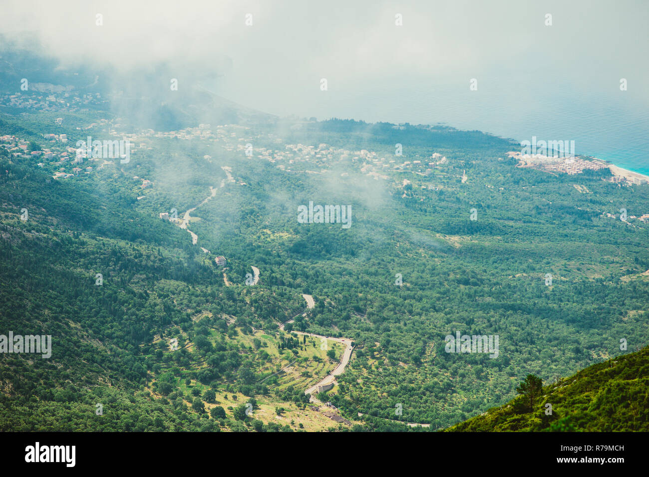 La vista dalla cima della montagna in Llogora national park nel sud dell'Albania Foto Stock