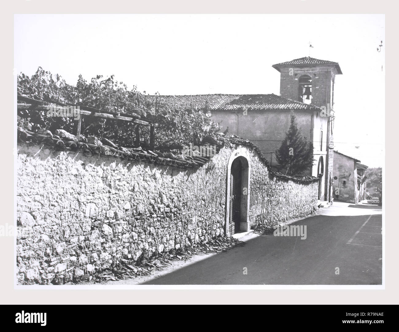 Laziale Rieti Cittareale S. Antonio, questa è la mia Italia, il paese italiano di storia visiva, architettura medievale, scultura architettonica, frammenti architettonici, frammenti scultorei. Post-architettura medievale, scultura architettonica, pittura, scultura risale al 1261, sotto il re Carlo I D'Angiò. Foto Stock