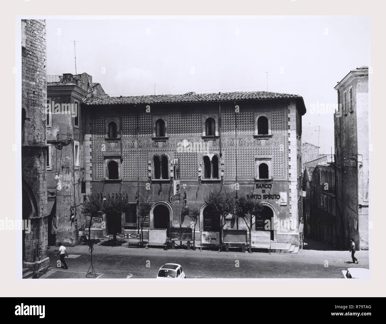 Lazio Latina Priverno Piazza Vittorio Emanuele II, questa è la mia Italia, il paese italiano di storia visiva, Post-scultura medievale del XVI secolo ubicazione specifica fontana dei Delfini Foto Stock