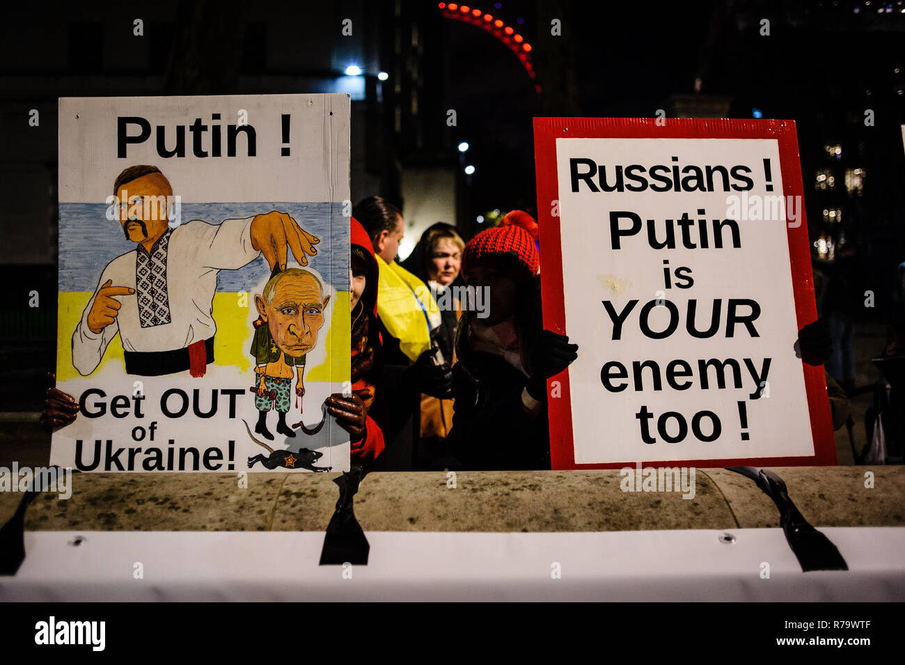 Cartelli visto sul lato della strada durante la dimostrazione. Gli espatriati ucraino ha tenuto un anti-Putin dimostrazione opposta a Downing Street su Whitehall a Londra centrale. Le tensioni tra Russia e Ucraina hanno raggiunto una nuova altezza nelle ultime settimane con il russo il sequestro di tre ucraino di navi militari, richiedendo l'Ucraina a dichiarare la legge marziale in diverse regioni di confine. Foto Stock