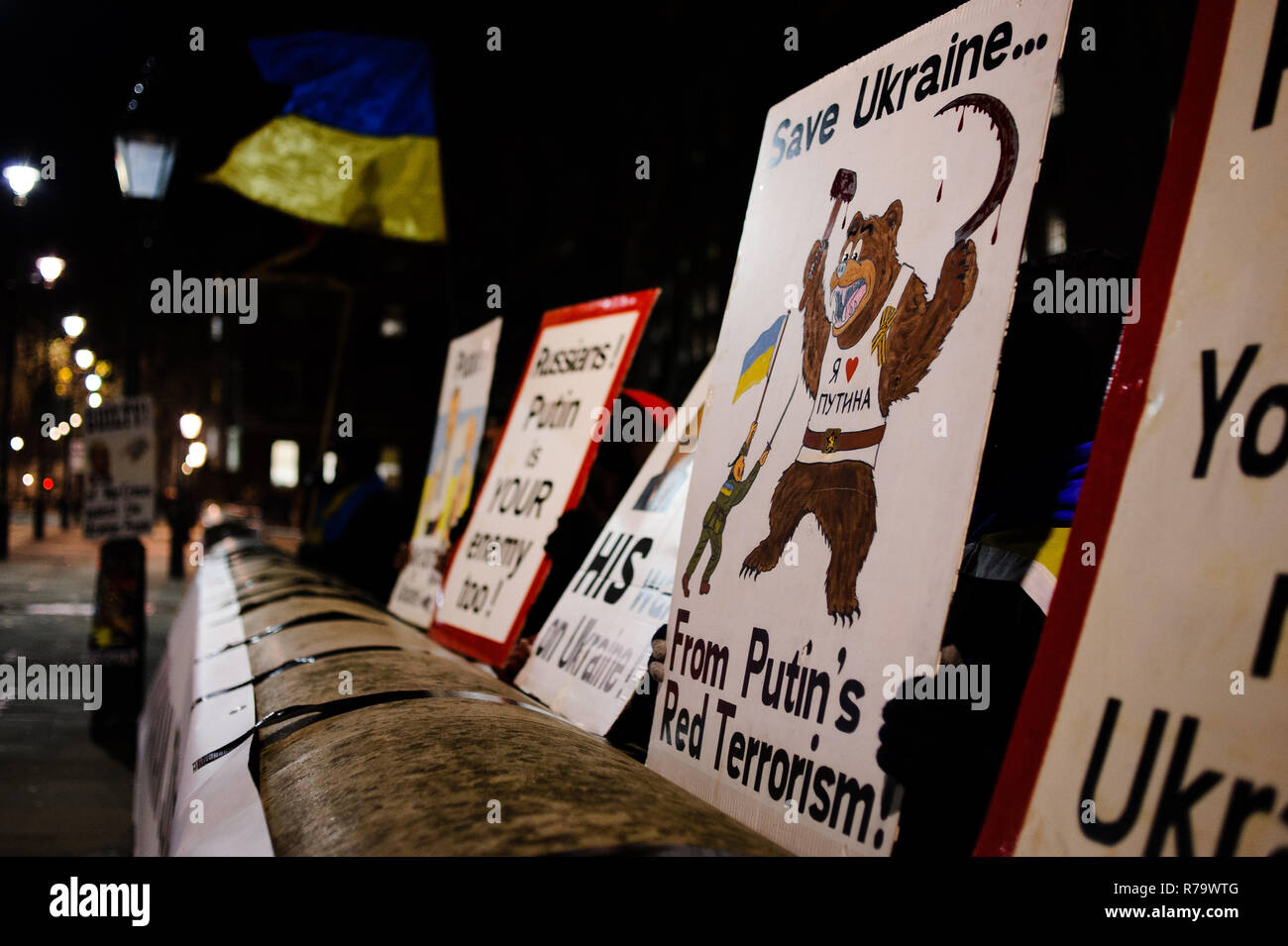 Cartelli visto sul lato della strada durante la dimostrazione. Gli espatriati ucraino ha tenuto un anti-Putin dimostrazione opposta a Downing Street su Whitehall a Londra centrale. Le tensioni tra Russia e Ucraina hanno raggiunto una nuova altezza nelle ultime settimane con il russo il sequestro di tre ucraino di navi militari, richiedendo l'Ucraina a dichiarare la legge marziale in diverse regioni di confine. Foto Stock