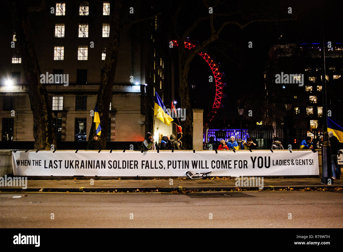 Un enorme striscione visto sul lato della strada durante la dimostrazione. Gli espatriati ucraino ha tenuto un anti-Putin dimostrazione opposta a Downing Street su Whitehall a Londra centrale. Le tensioni tra Russia e Ucraina hanno raggiunto una nuova altezza nelle ultime settimane con il russo il sequestro di tre ucraino di navi militari, richiedendo l'Ucraina a dichiarare la legge marziale in diverse regioni di confine. Foto Stock