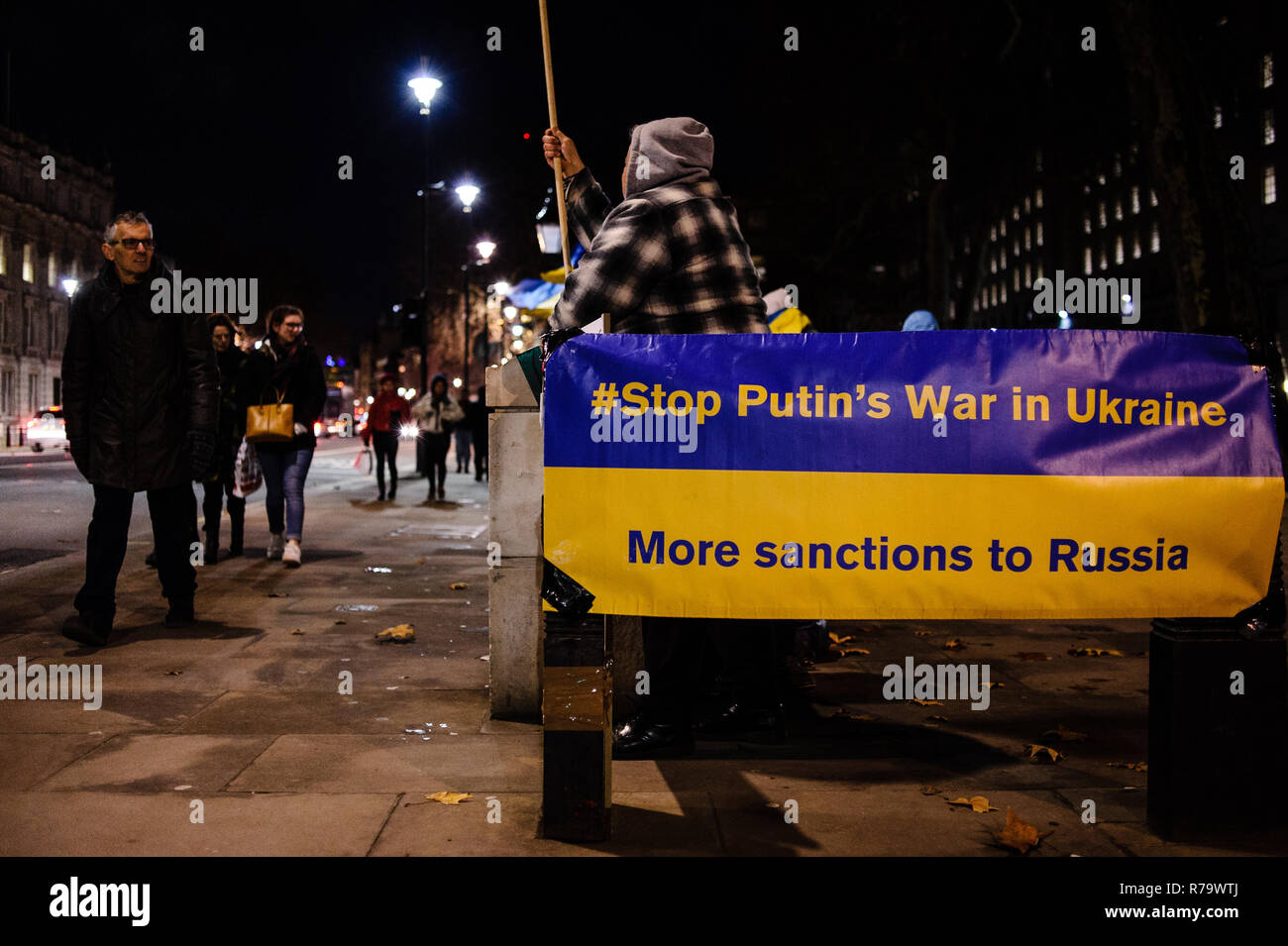 Un anti Putin banner visto durante la dimostrazione. Gli espatriati ucraino ha tenuto un anti-Putin dimostrazione opposta a Downing Street su Whitehall a Londra centrale. Le tensioni tra Russia e Ucraina hanno raggiunto una nuova altezza nelle ultime settimane con il russo il sequestro di tre ucraino di navi militari, richiedendo l'Ucraina a dichiarare la legge marziale in diverse regioni di confine. Foto Stock