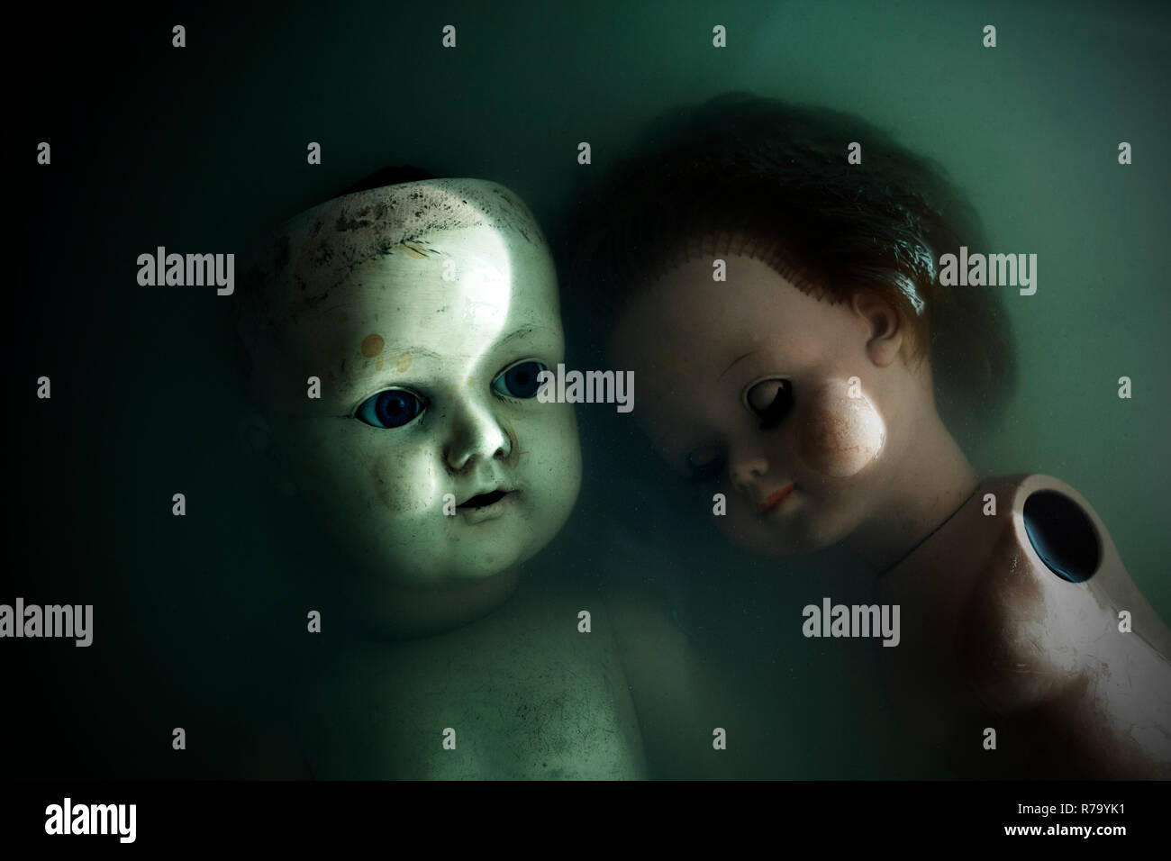Creepy bambole in dark acqua sporca Foto Stock