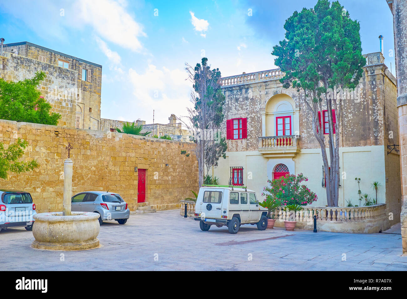 La piccola Sant'Agata Square a Mdina fortezza con piccola fontana e il palazzo rosso con windows e piccolo giardino, Malta Foto Stock