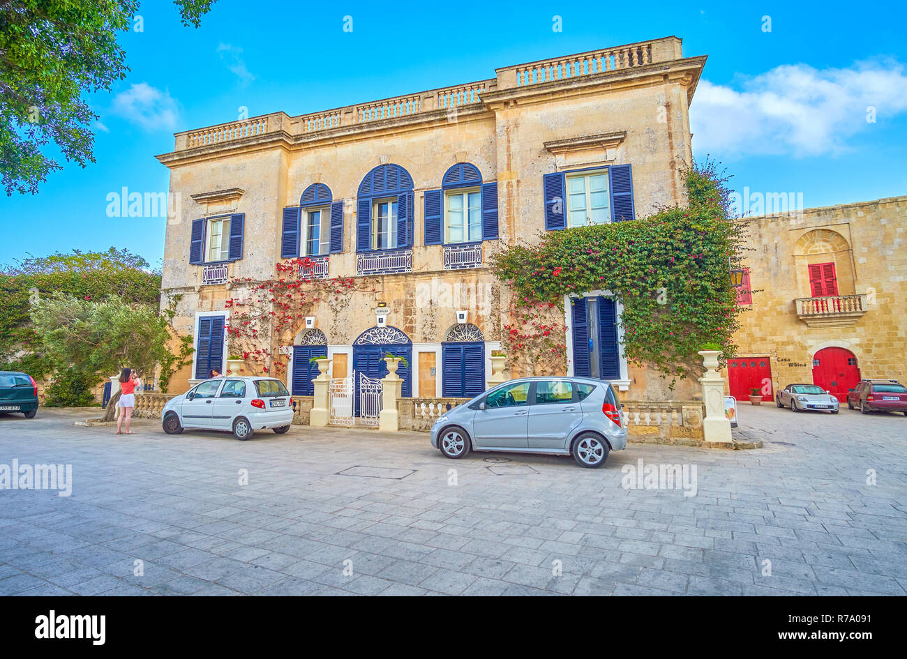 MDINA, Malta - 14 giugno 2018: Il bellissimo palazzo modesto con la decorazione e finestre blu e persiane, il 14 giugno in Mdina. Foto Stock