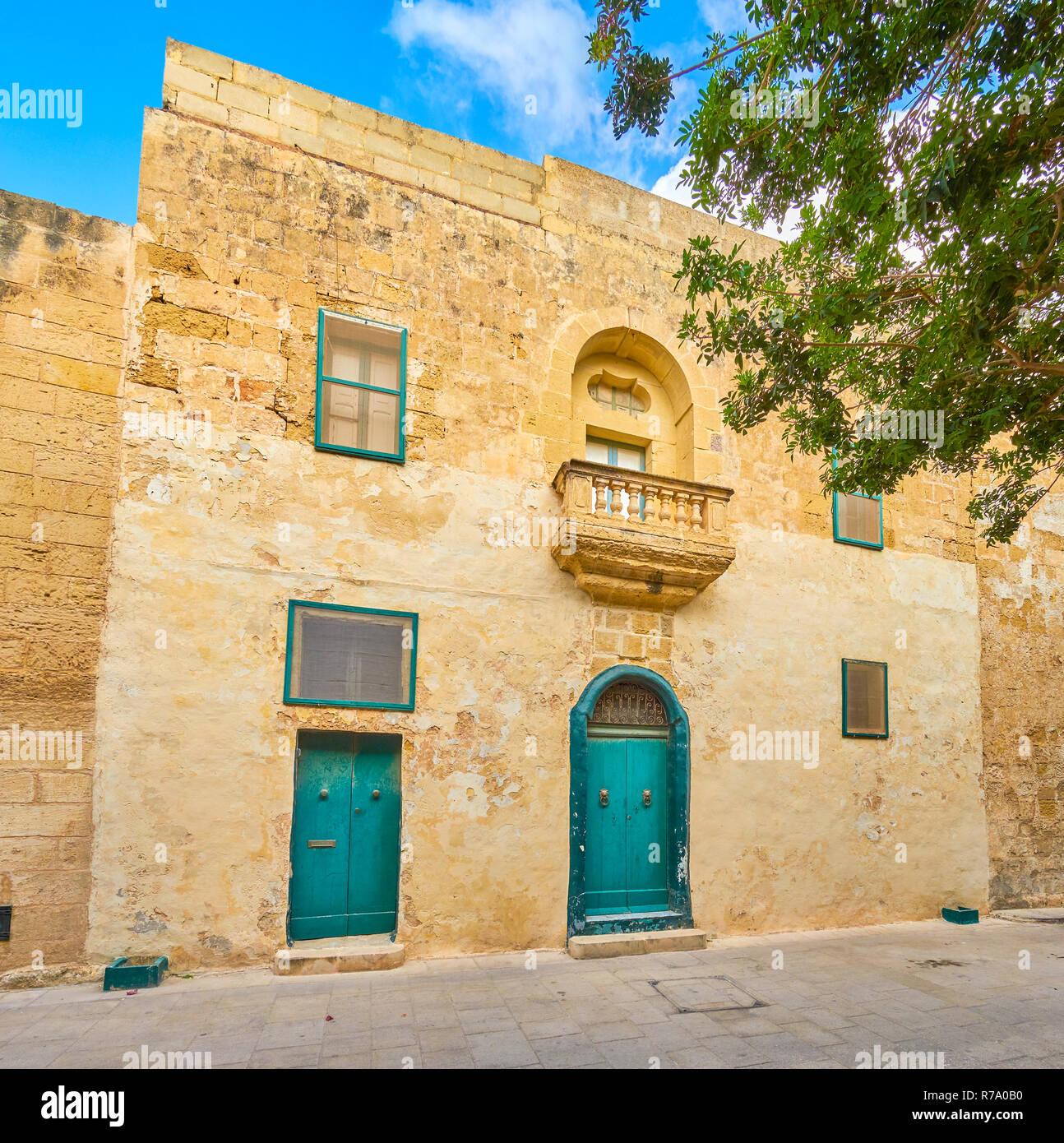 La residenza medievale con balcone in pietra situato nel labirinto di fortezza di Mdina, Malta Foto Stock