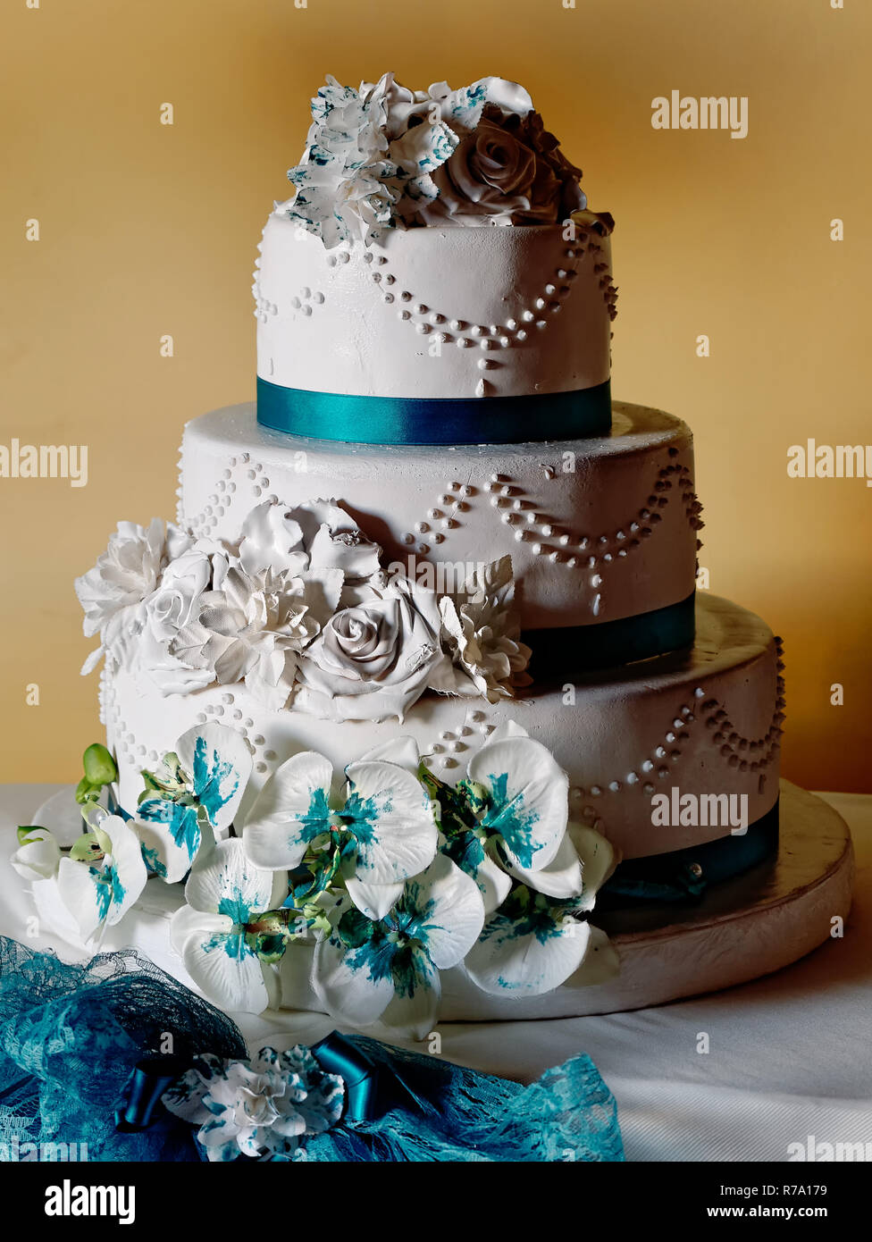 Torta di Nozze con fiori Foto Stock