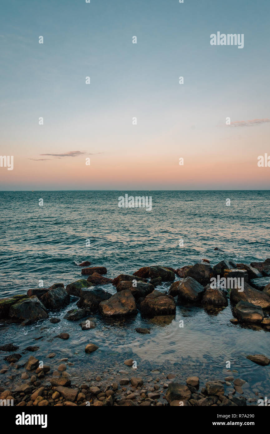 Il Oceano Atlantico al tramonto, a Montauk Point State Park, New York Foto Stock