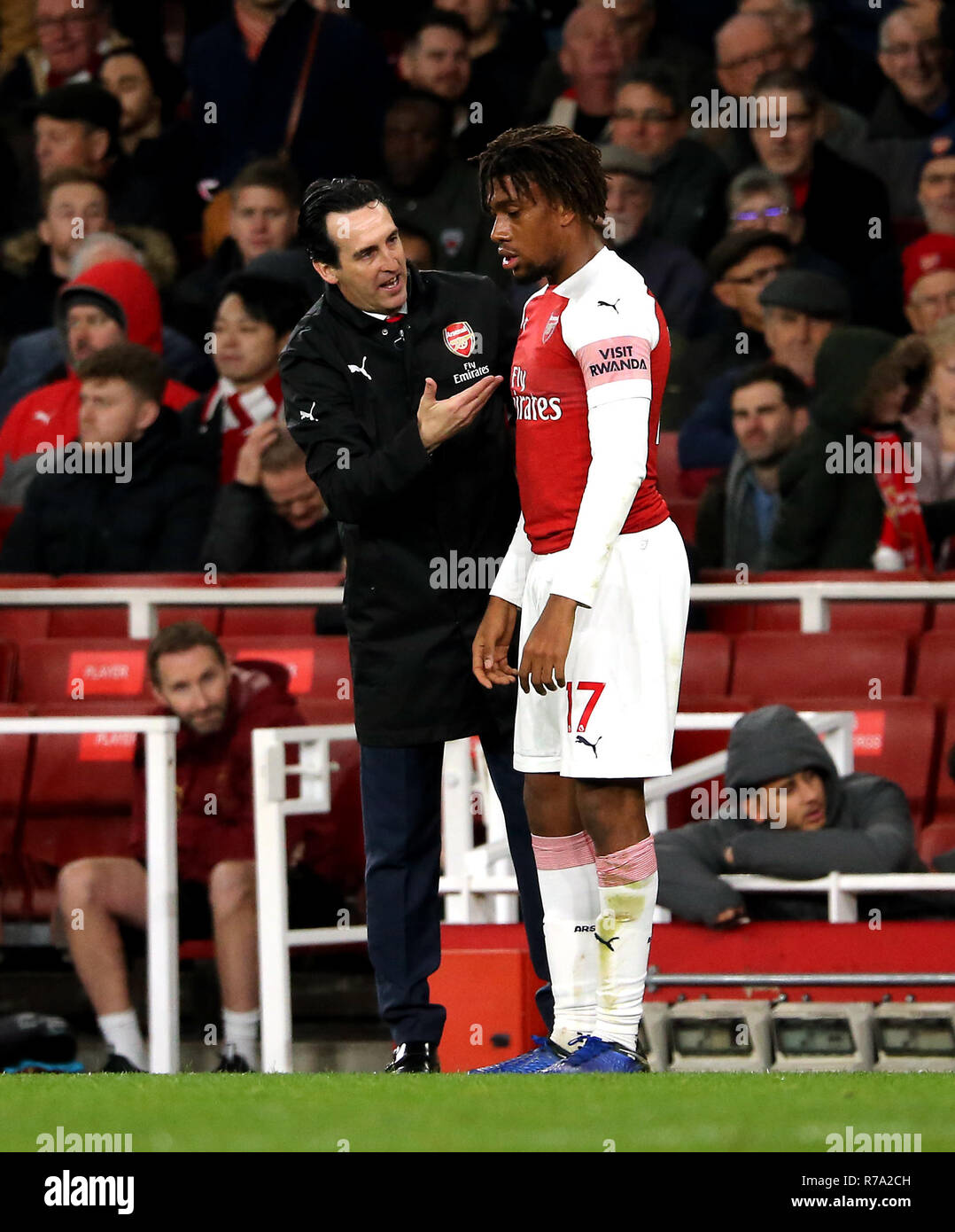 Arsenal manager Unai Emery e Alex Iwobi durante il match di Premier League a Emirates Stadium di Londra. Foto Stock