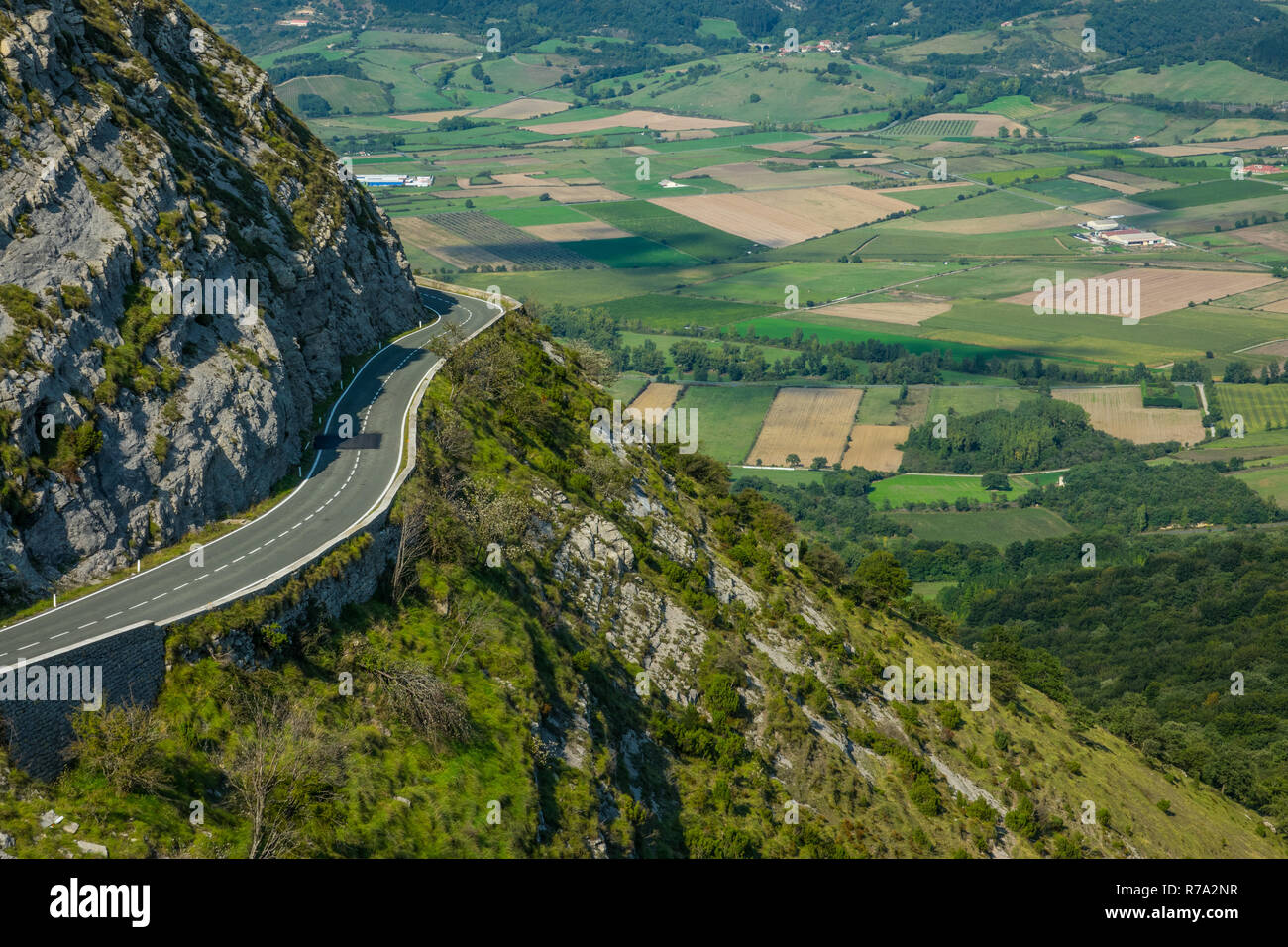 Curva a sinistra nella strada di montagna porta, Spagna Foto Stock