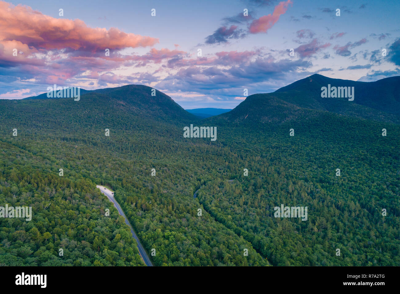 Vista la Kancamagus Highway al tramonto, nelle White Mountains National Forest, New Hampshire Foto Stock