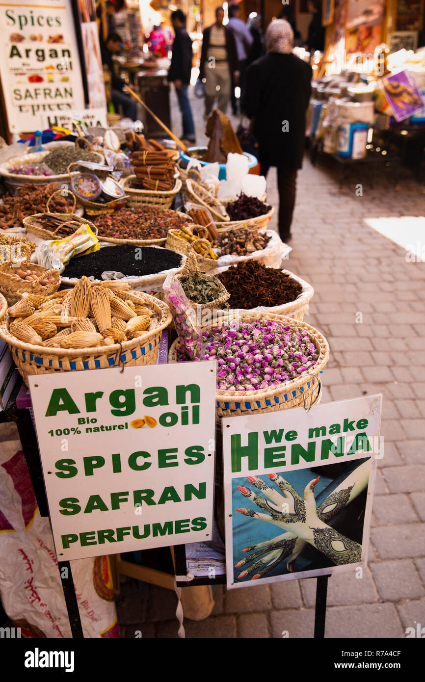 Il Marocco, Fes, Fes el Bali, Medina, Talaa Seghira, turistico spezie, olio di argan & profumo shop display Foto Stock