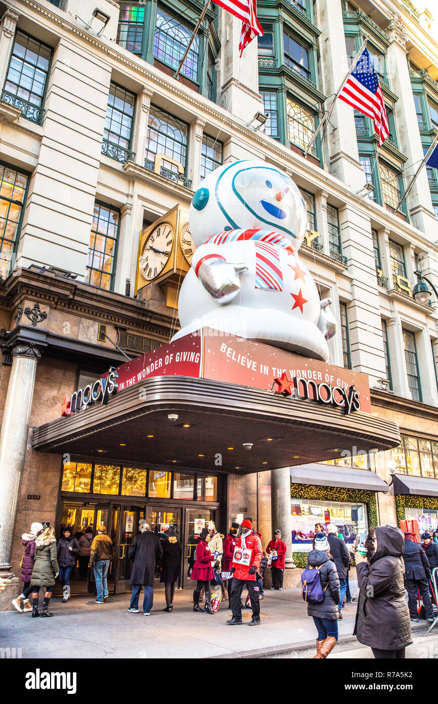 NEW YORK CITY - 7 dicembre 2018: Natale in New York Street scene dal magazzino Macy's di Herald Square a Manhattan con finestra di vacanza di Foto Stock