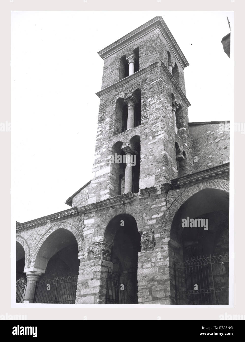 Lazio Latina Minturno S. Pietro, questa è la mia Italia, il paese italiano di storia visiva, architettura medievale, scultura architettonica, scultura, il pulpito di marmo e decorazione a mosaico, candelabro pasquale. Questa chiesa fu costruita nella metà del XI secolo con aggiunte del XIII-XIV secolo, e alterazioni all'interno nel XVII secolo. Una scalinata conduce fino a una veranda porticata, al di sopra del quale si erge il campanile. L interno della chiesa è con soffitto a volta con volte a crociera, ora decorate con casse e decorazioni in stucco. Vicino all'altare sono poste le candelab pasquale Foto Stock