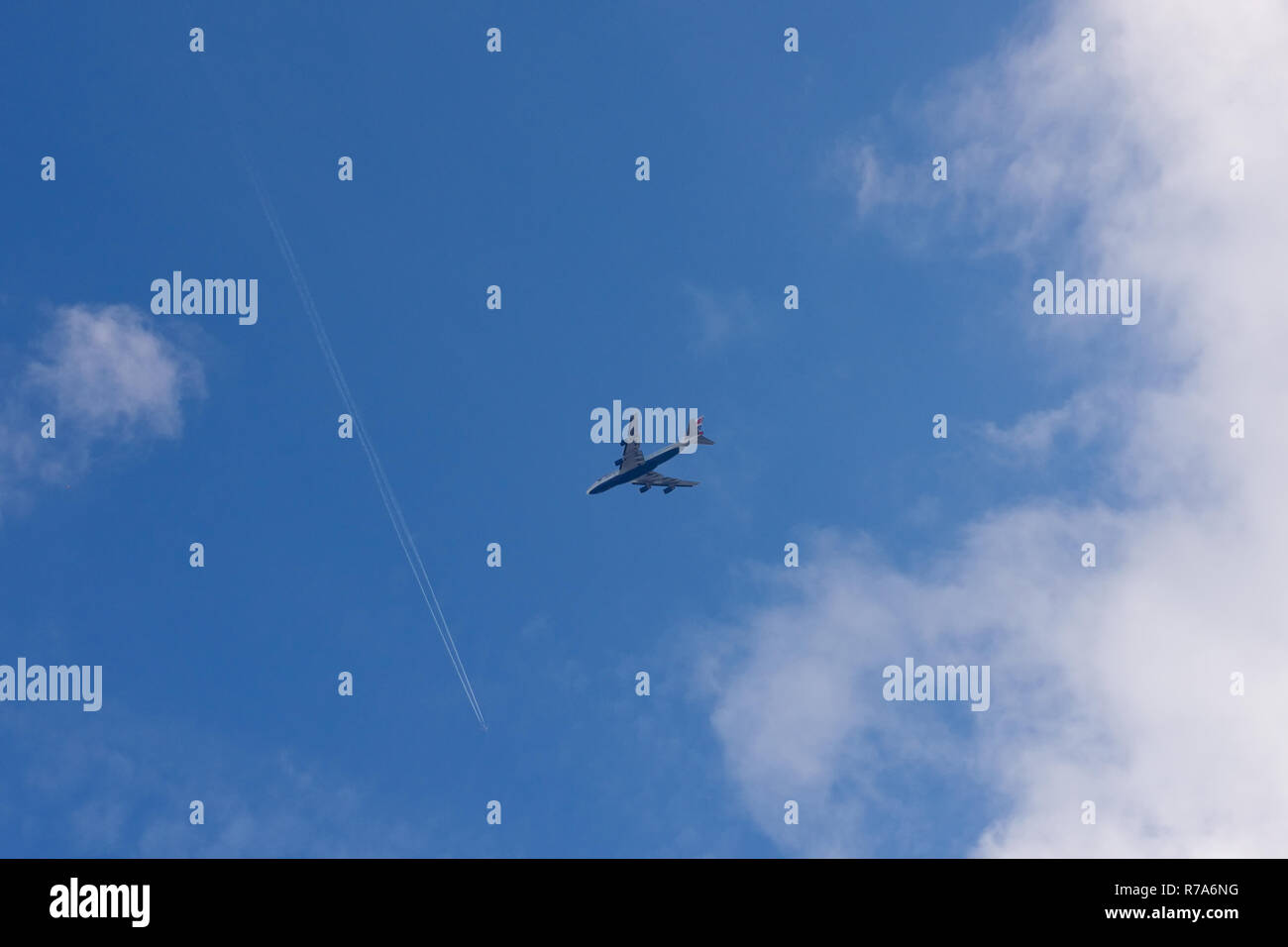 Aeromobili e sentieri nel cielo blu Foto Stock