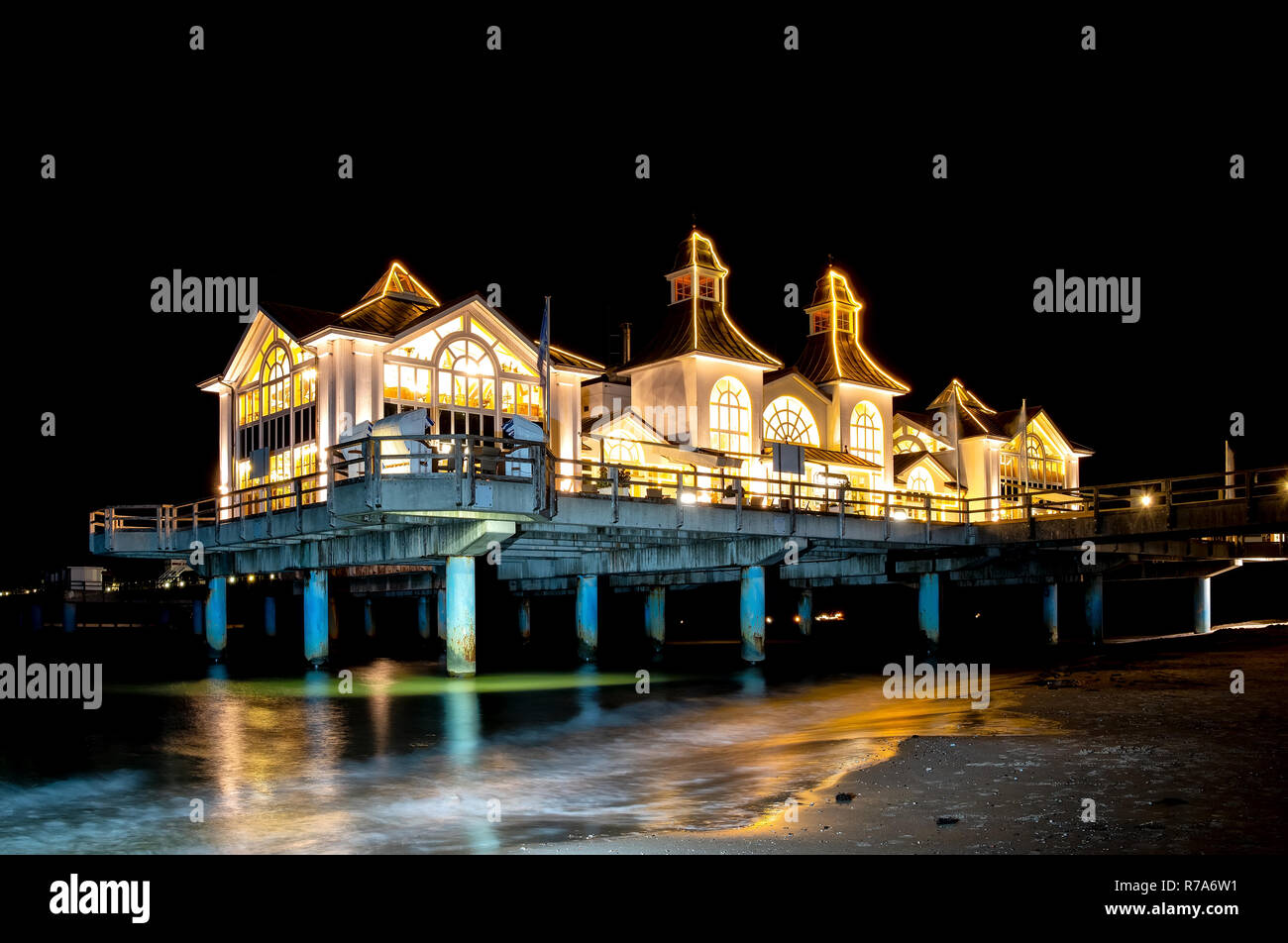 Molo di Sellin di notte, Mar Baltico, Germania Foto Stock