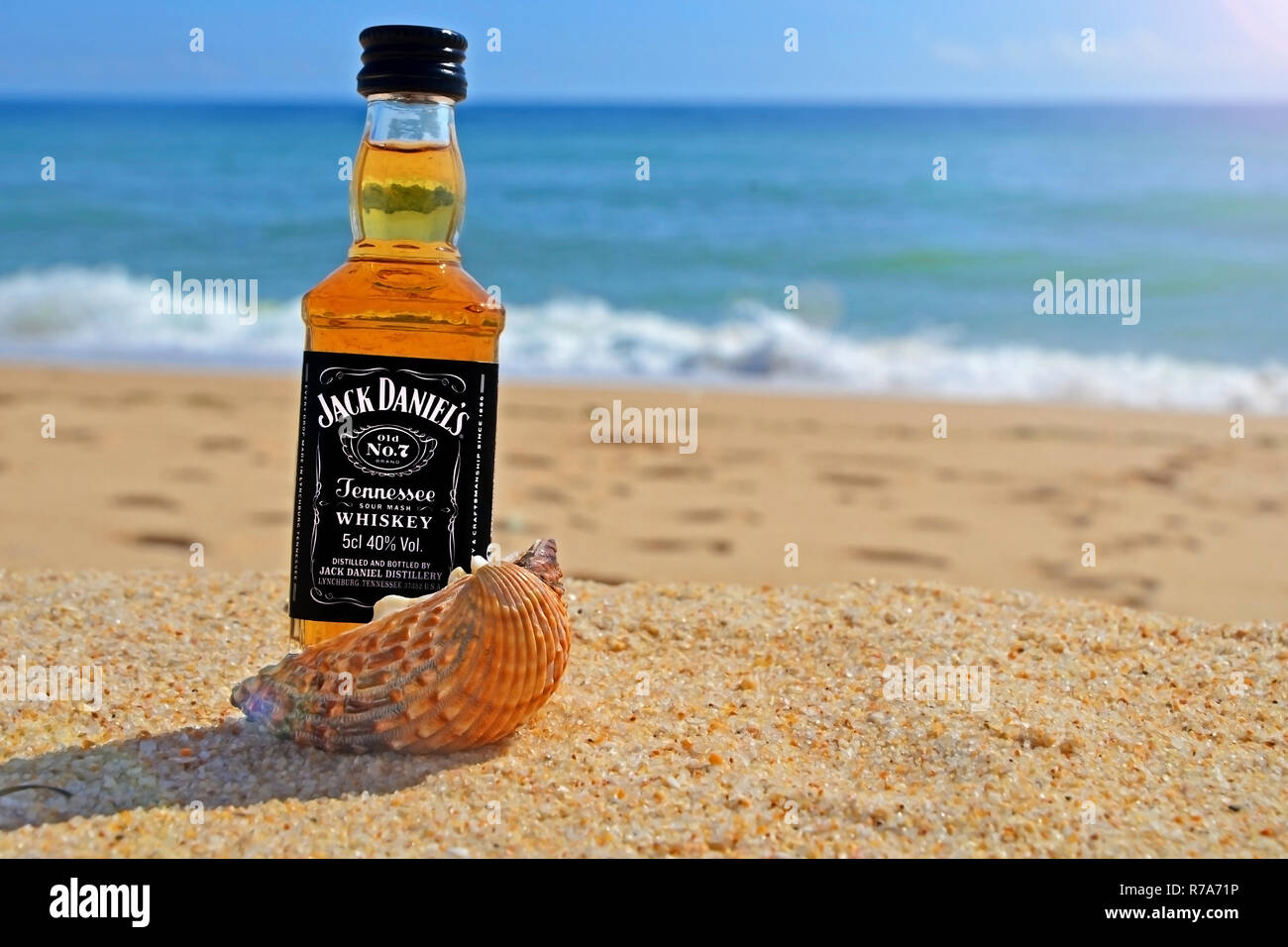 Faro Portogallo 12 10 18 Piccola Bottiglia Jack Daniels Whiskey Nell Oceano Gusci Stand Sulla Sabbia Parte Alcolica In Stile Nautico Sul Shor Foto Stock Alamy