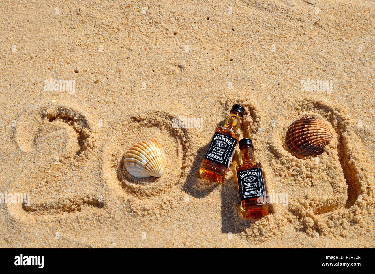 Faro Portogallo 12 10 18 Due Bottigliette Jack Daniels Whiskey Giacciono Sulla Sabbia Anno Nuovo Lusso Parte Alcolica Vista In Pianta Da Sopra Foto Stock Alamy