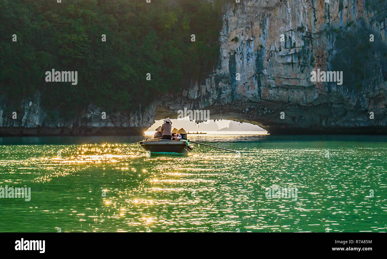 Un passaggio in corrispondenza del fondo di un kart a Halong Bay si apre, scintillanti sulle onde nella parte anteriore della barca, come un portale per la baia di là. Foto Stock
