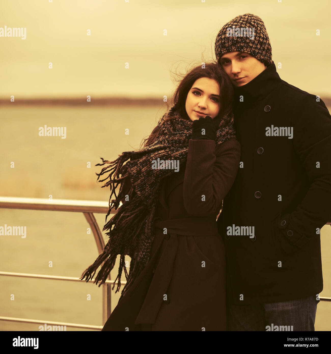 Felice moda giovane coppia in amore per esterno elegante uomo e donna che indossa cappotti classico beanie e sciarpa Foto Stock