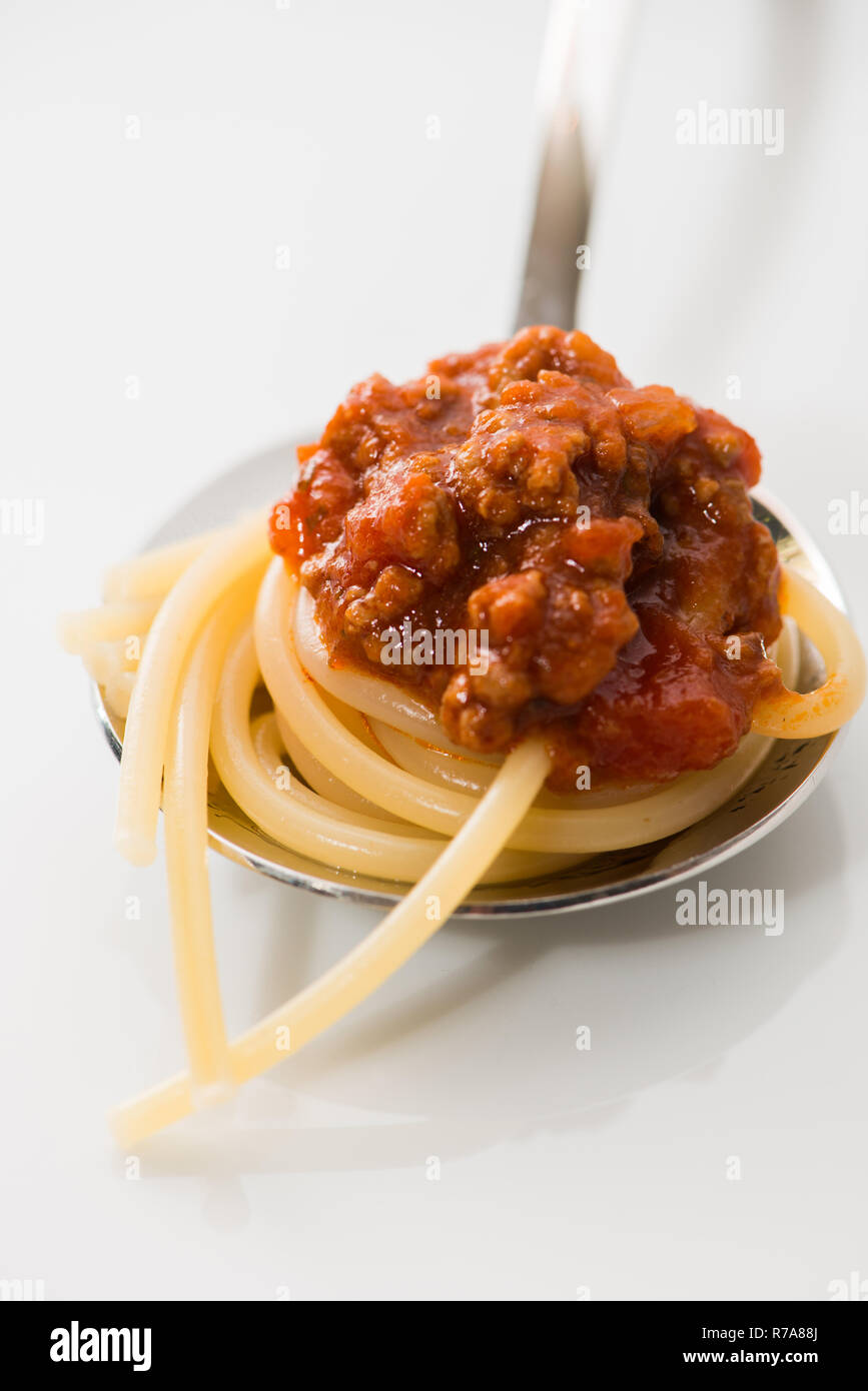 Spaghetti bolognese su un cucchiaio Foto Stock