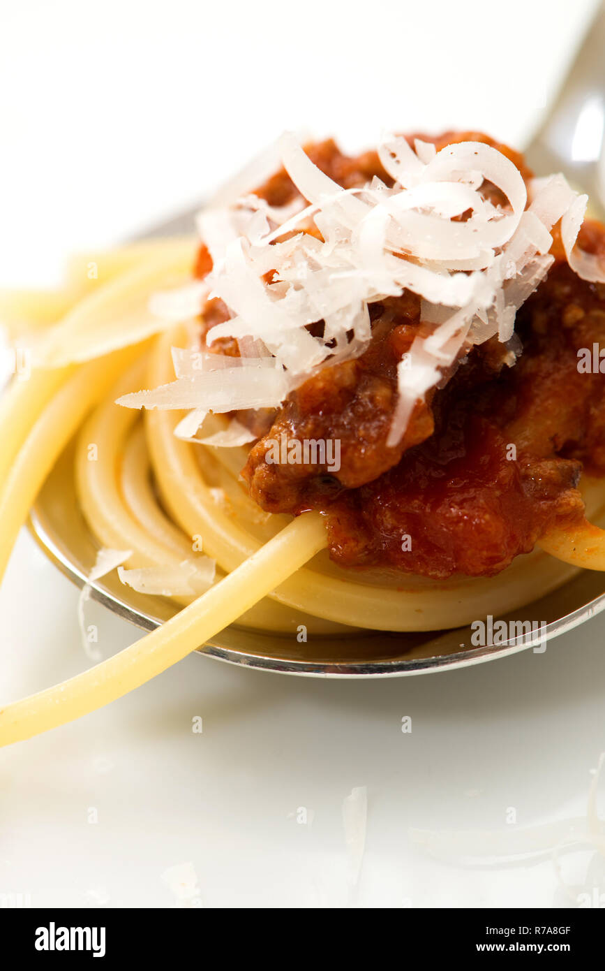 Spaghetti bolognese su un cucchiaio Foto Stock