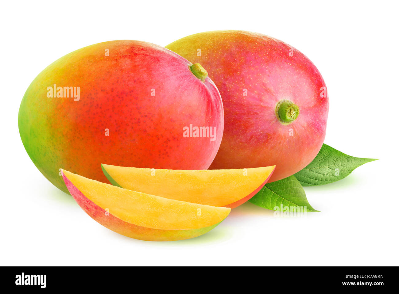 Isolate il mango. Due mango fruit e fette isolato su sfondo bianco con tracciato di ritaglio Foto Stock