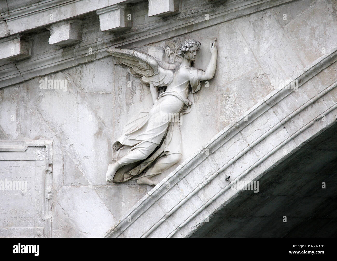 Angelo scolpito sul famoso Ponte di Rialto di Venezia Foto Stock