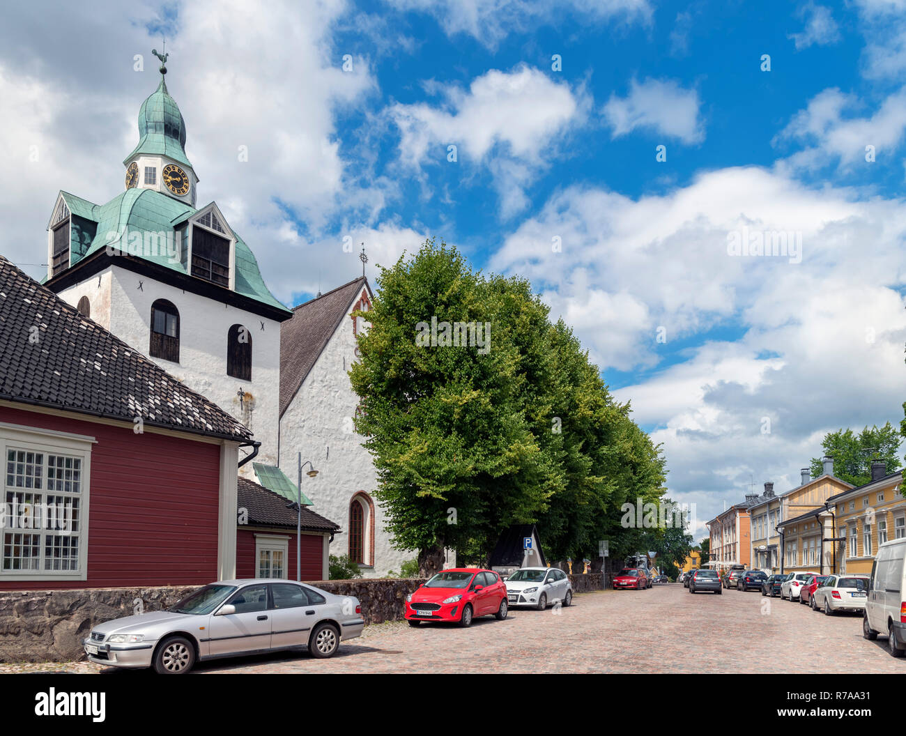 Visualizza in basso Kirkkotori nella città vecchia con la Cattedrale di Porvoo (Porvoon tuomiokirkko) a sinistra, Porvoo, Uusimaa, Finlandia Foto Stock