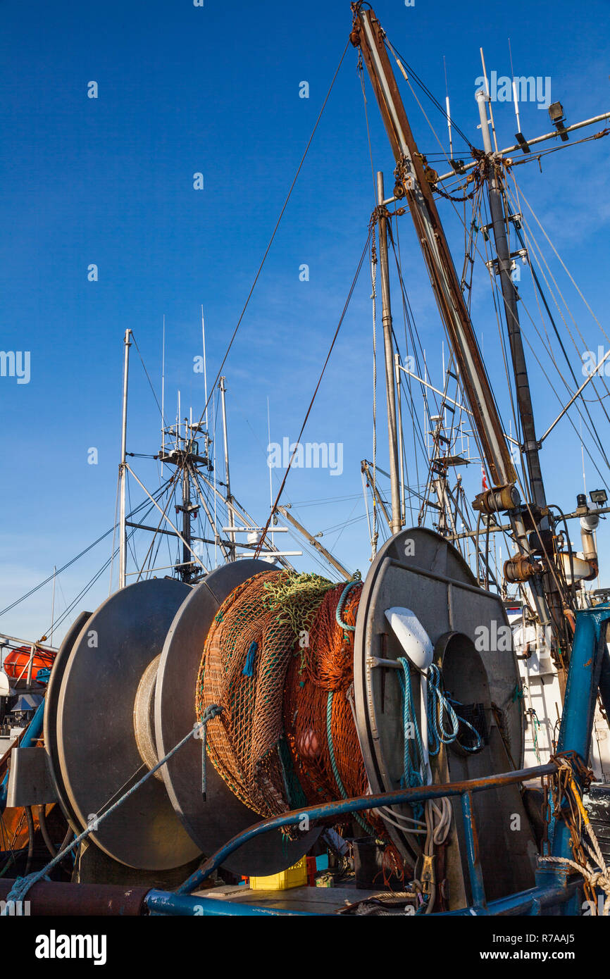 Le reti da pesca avvolto su una bobina di rete sulla parte posteriore di un commerciale barca da pesca nel porto di Steveston Foto Stock