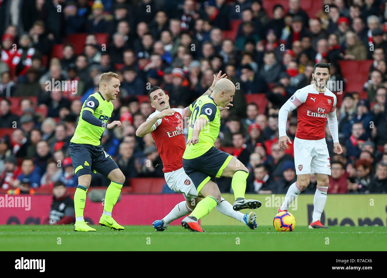 Granit Xhaka di Arsenal e Aaron Mooy di Huddersfield Town bagarre per la palla durante il match di Premier League tra Arsenal e Huddersfield Town all'Emirates Stadium il 8 dicembre 2018 a Londra, Inghilterra. (Foto di Arron Gent/phcimages.com) Foto Stock