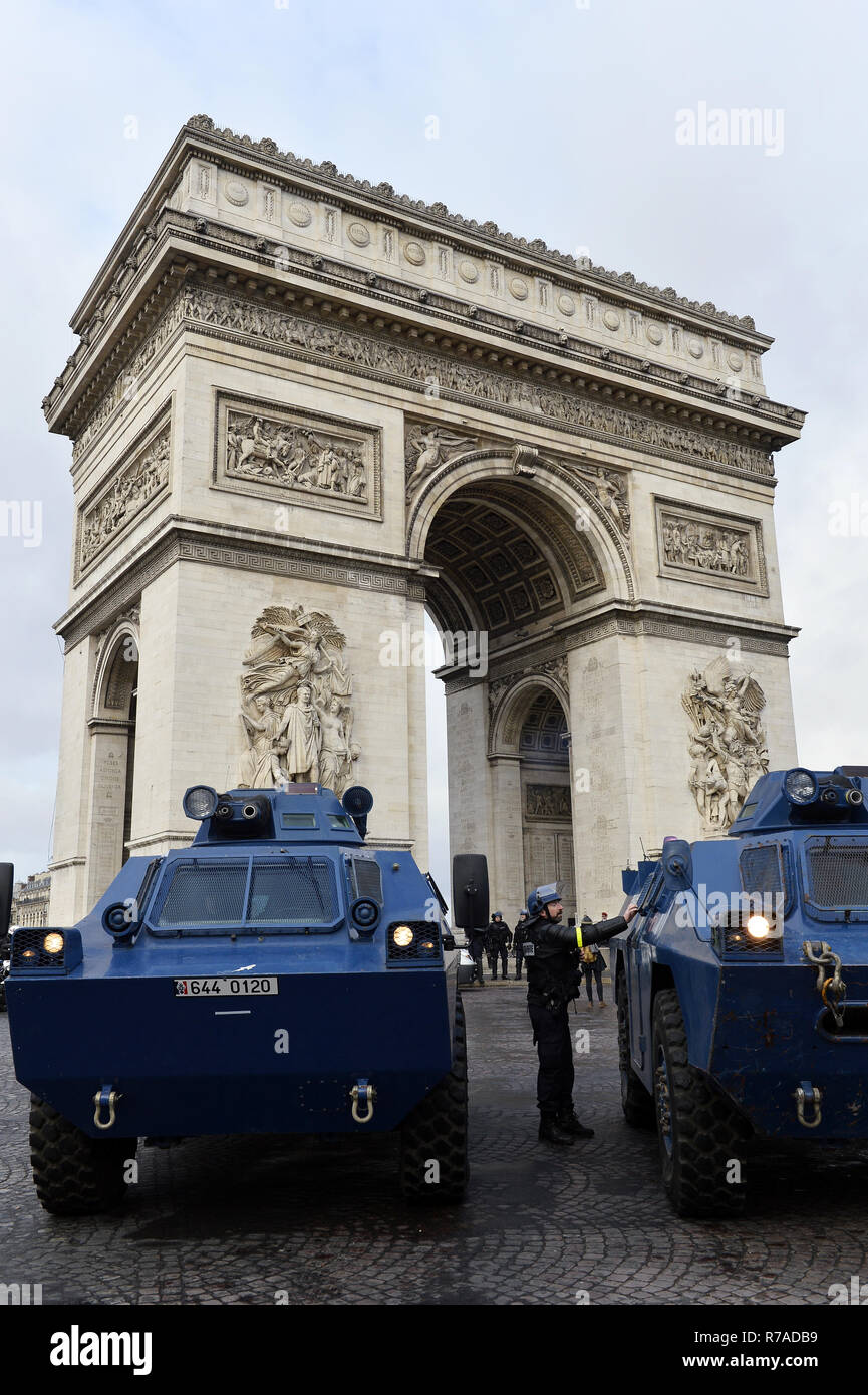 Blindati veicolo vanguard di poliziotti antisommossa - Dimostrazione dei giubbotti di colore giallo sulla Champs-Elysées, sabato 8 dicembre a Parigi in Francia Credito: Frédéric VIELCANET/Alamy Live News Foto Stock