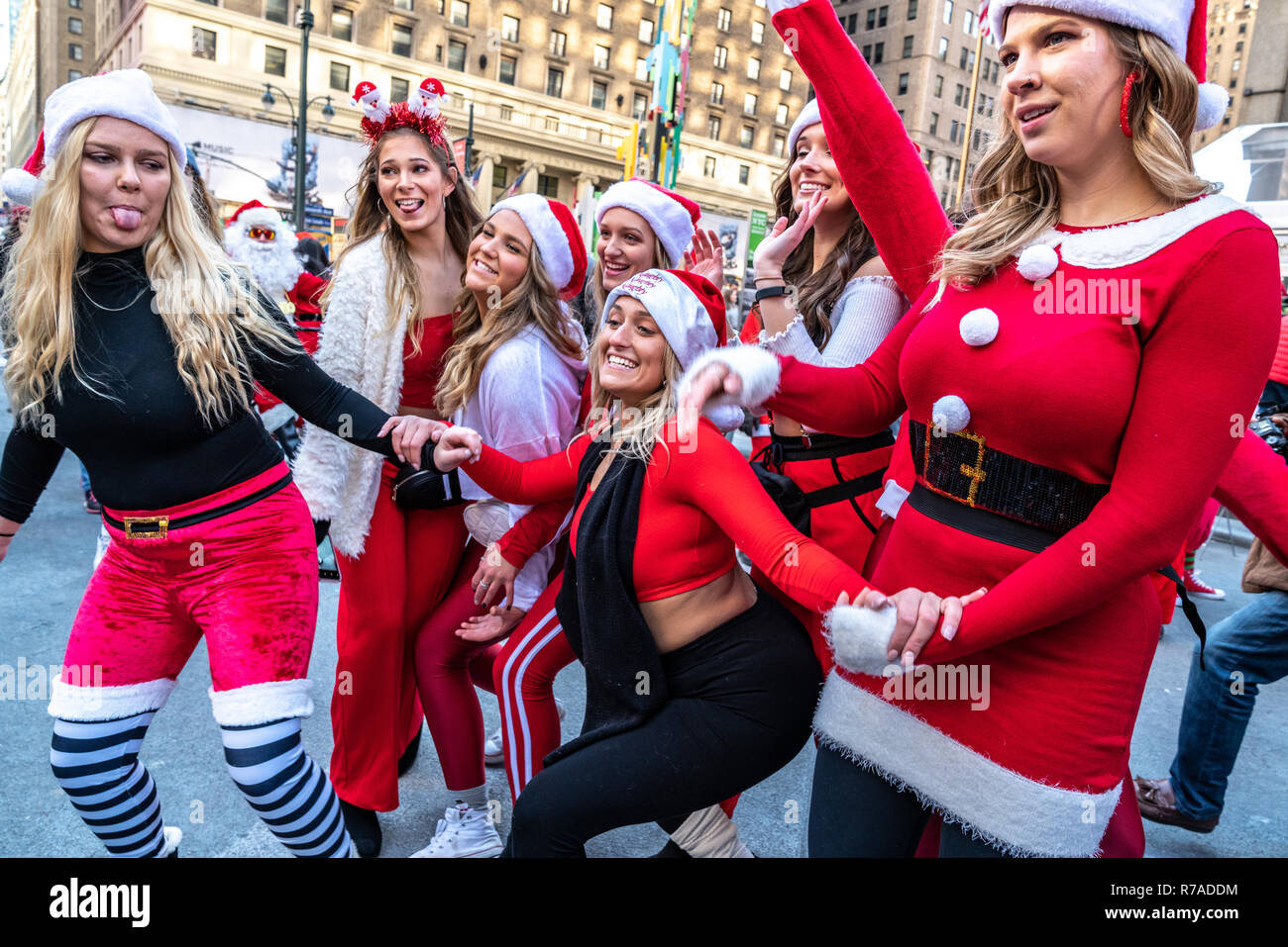 New York, Stati Uniti d'America, 8 dicembre 2018. I festaioli vestiti da Babbo Natale divertirsi durante il SantaCon annuale nella città di New York. Credito: Enrique Shore/Alamy Live News Foto Stock