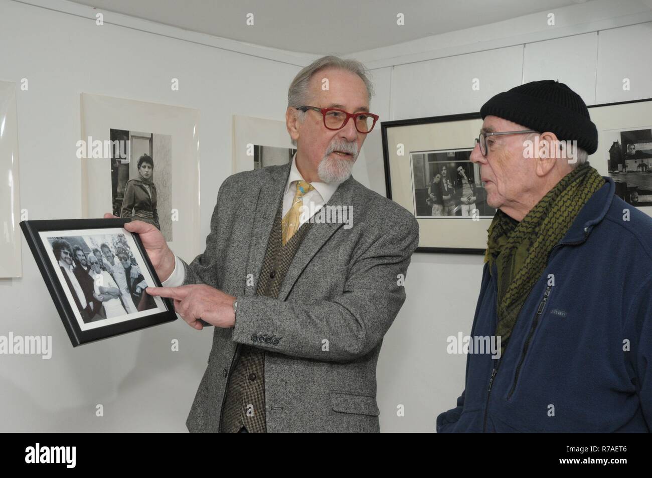 Ludlow, UK, 8 dicembre 2018. Il leggendario British reportage fotografo David Hurn assiste l apertura di una nuova galleria e mostra. La nuova mostra è intitolata "Gli anni sessanta in immagini' e caratteristiche iconico fotografie da quel decennio comprese immagini di pellicole a stelle e musicisti. Il 'anni sessanta in immagini' exhibition segna l apertura di un secondo la Galleria Photospace in qualità Sqaure, Ludlow. Fotografo Geoffrey Barham parla di David Hurn. Foto Stock