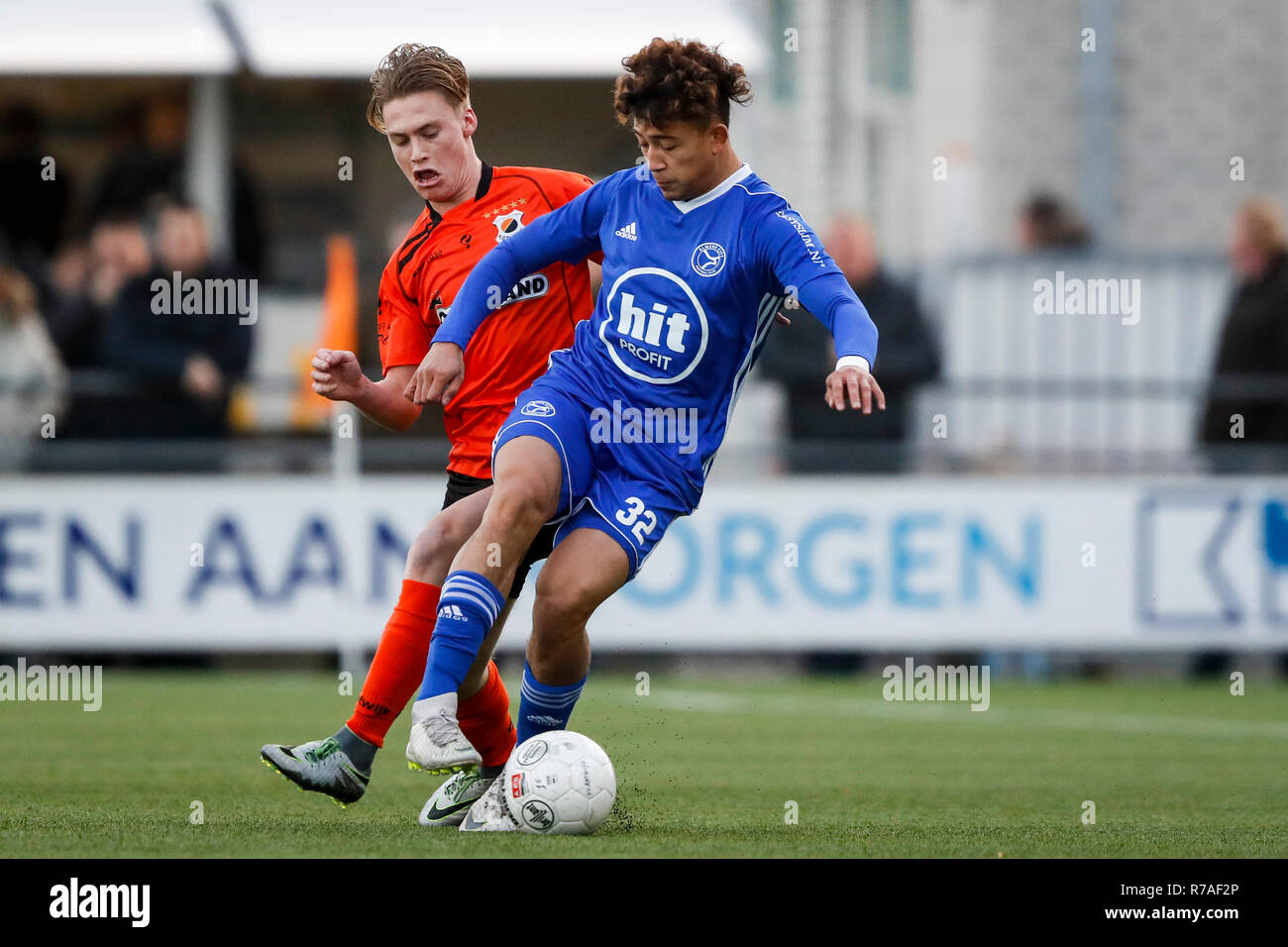 KATWIJK , 08-12-2018 , Sportpark de Krom , olandese , calcio Tweede divisie , Stagione 2018 / 2019. (R-L) Jong Almere City player Ruggero Mannes e Katwijk player Guus van Weerdenburg durante il match Katwijk vs Jong Almere City Foto Stock