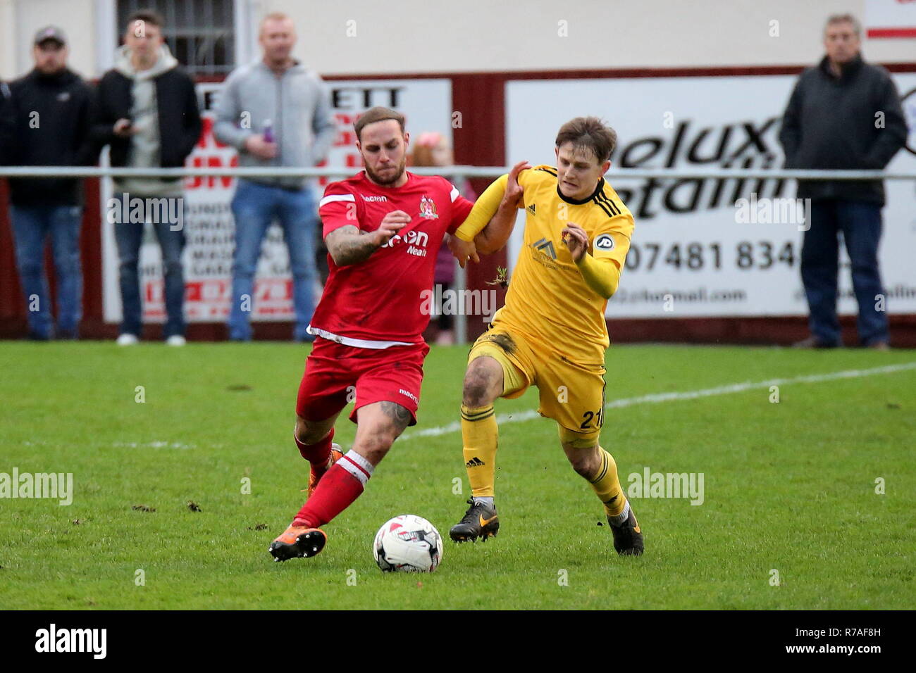 8 dicembre 2018, Old Road, Neath e Port Talbot, nel Galles del Sud. Welsh Cup terzo turno Briton Ferry Llansawel v WPL Llandudno Town. Llandudno Town Toby Jones battaglie con il BFL Cameron Harris. News utilizzare solo. Credito: www.garethjohn.uk/Alamy Live News Foto Stock