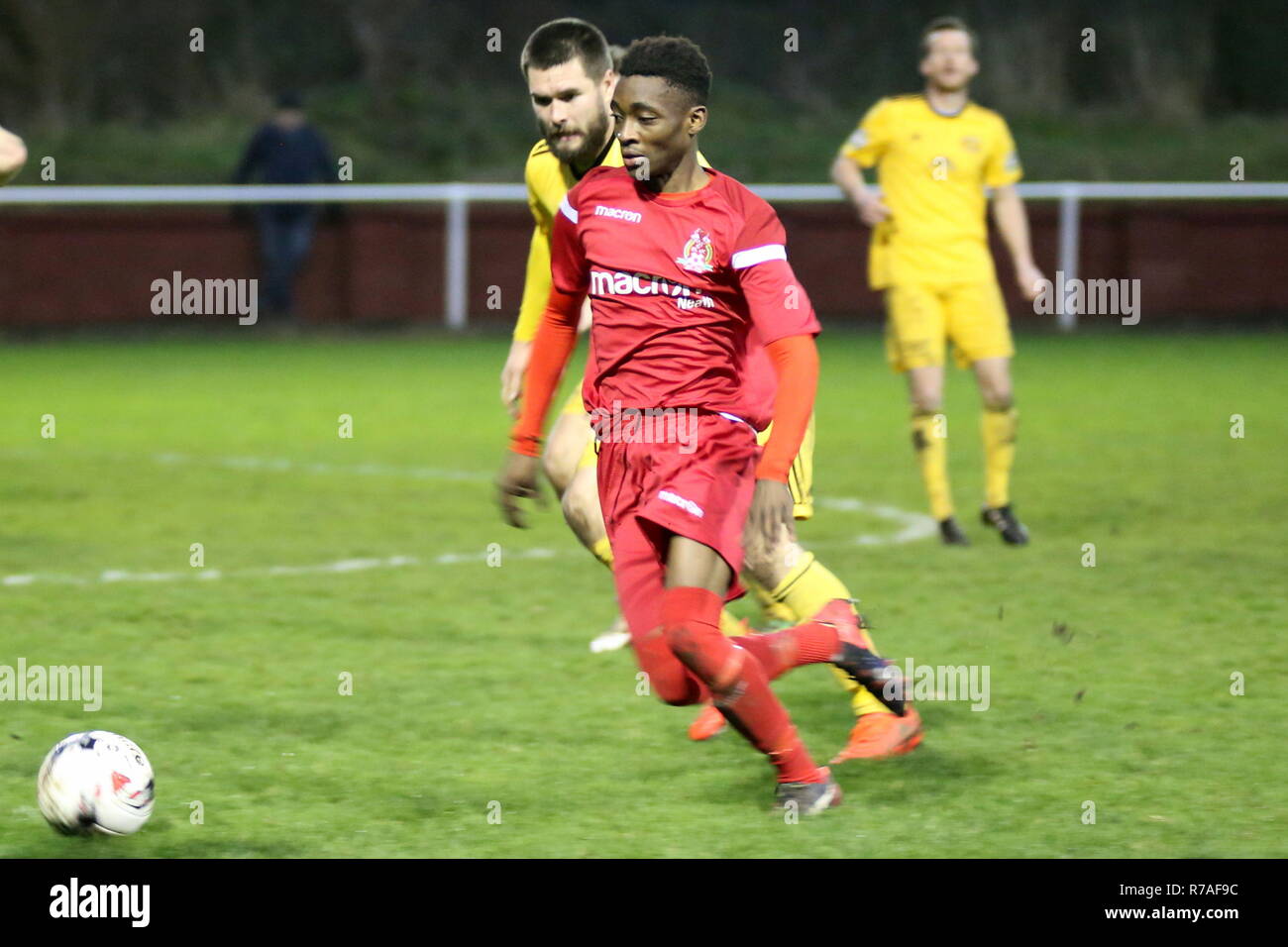 8 dicembre 2018, Old Road, Neath e Port Talbot, nel Galles del Sud. Welsh Cup terzo turno Briton Ferry v WPL Llandudno Town. Briton Ferry sostituzione Arnold Ncube in azione. News utilizzare solo. Credito: www.garethjohn.uk/Alamy Live News Foto Stock