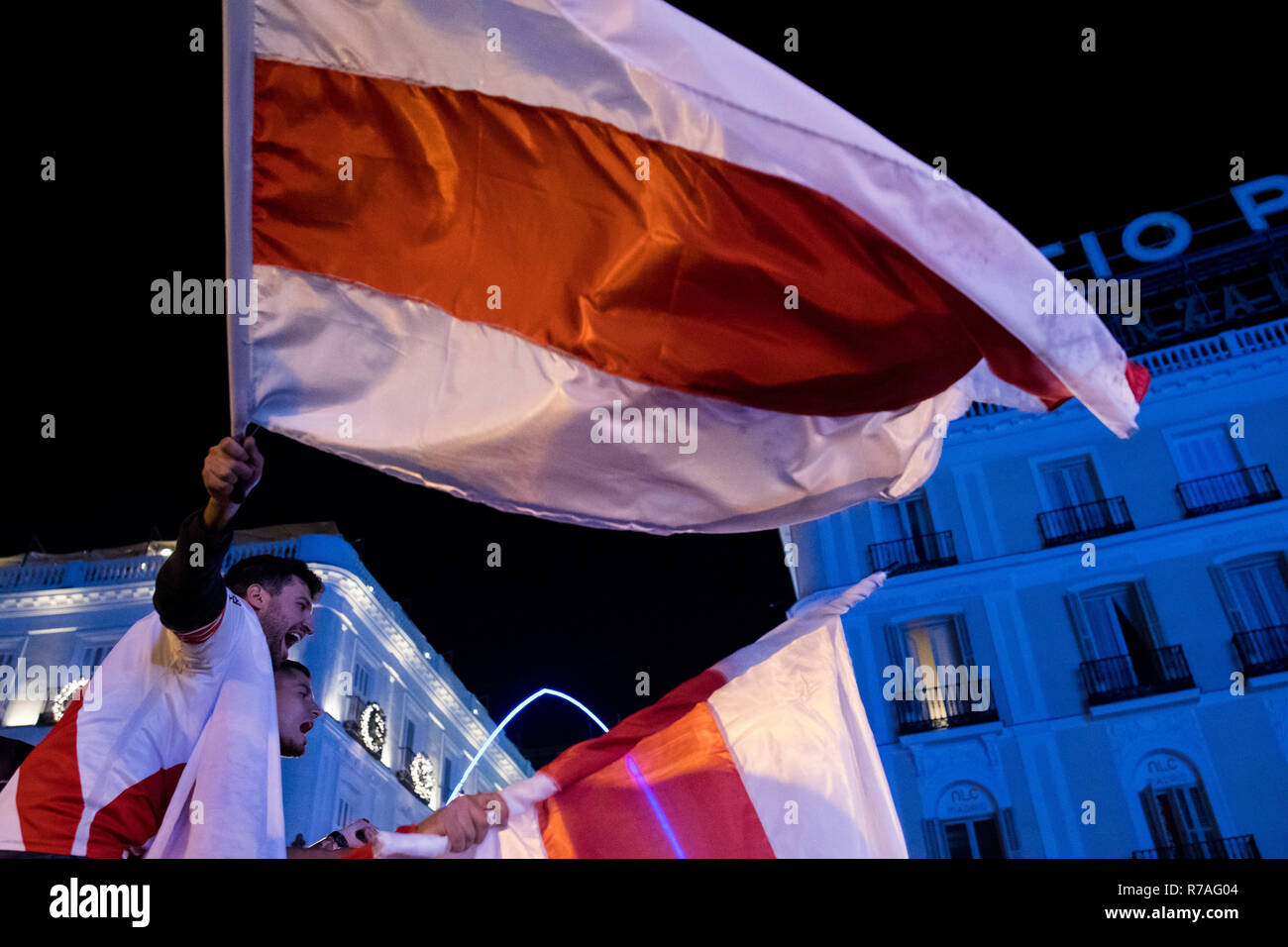 Madrid, Spagna. L'8 dicembre, 2018. I fan di River Plate riuniti presso Puerta del Sol un giorno prima della partita contro il Boca Juniors nella CONMEBOL Libertadores (Copa Libertadores de America) finale a Madrid, Spagna. Credito: Marcos del Mazo/Alamy Live News Foto Stock