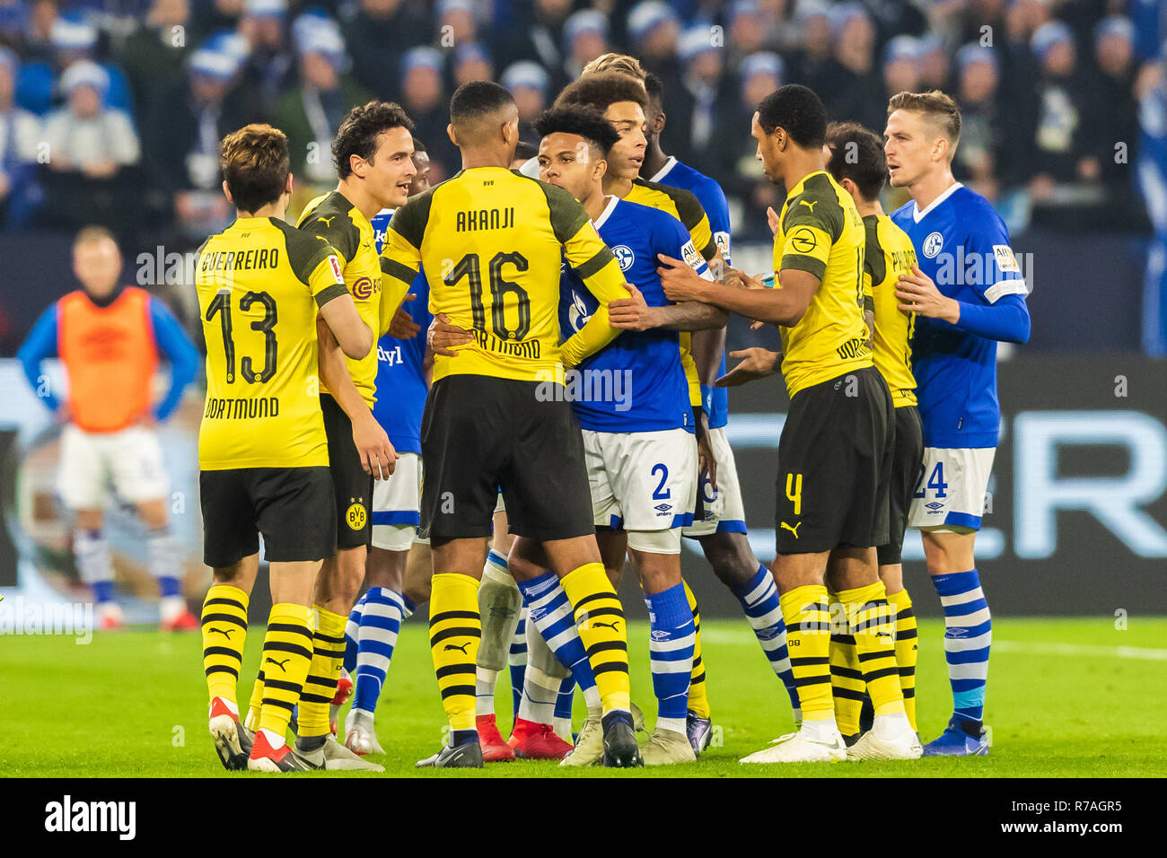 Gelsenkirchen, Germania 08 dicembre 2018 Soccer Bundesliga: Schalke 04 v Borussia Dortmund l+r combattimenti in Ruhrpot Derby Foto Stock