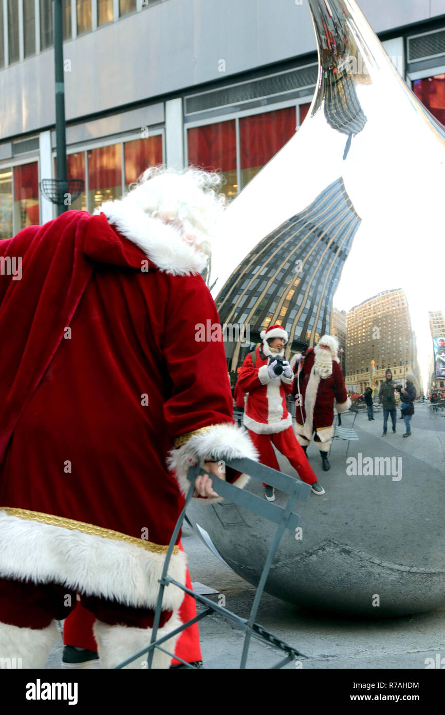 New York, NY, STATI UNITI D'AMERICA. 8 dicembre, 2018. Santa con la city-wide annuale crawl bar ha avuto un inizio 10:00 locali-tempo inizio il 8 dicembre 2018 nel centro di Manhattan. Dopo una foto di gruppo e i festaioli intitolata al bar, pub, strip clubs, karaoke macchie e rave che partecipano alla stagionalmente Yuletide Bacco). © 2018 G. Ronald Lopez/DigiPixsAgain.us/AlamyLive News Foto Stock