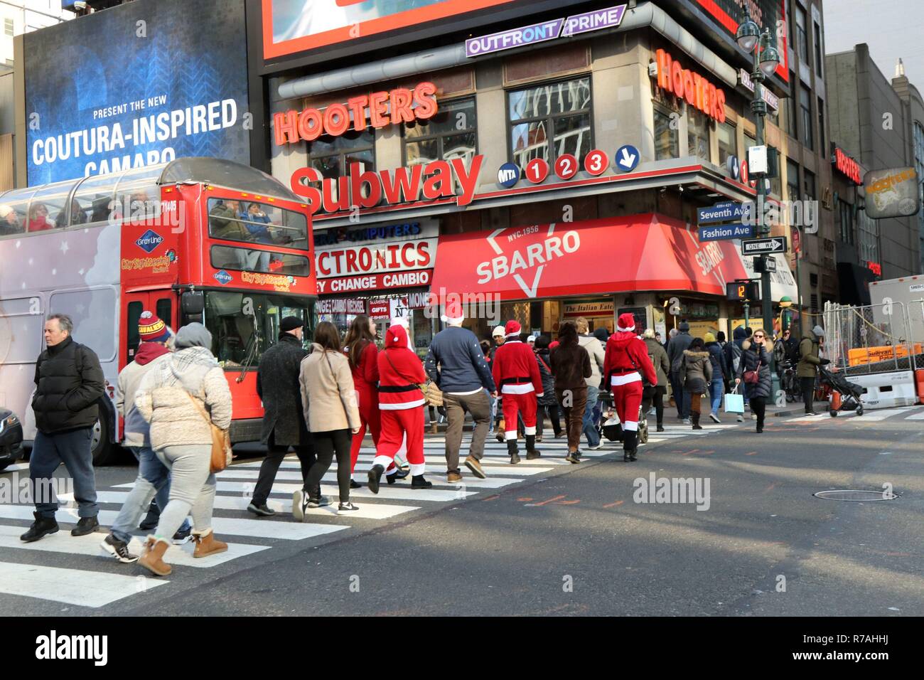 New York, NY, STATI UNITI D'AMERICA. 8 dicembre, 2018. Santa con la city-wide annuale crawl bar ha avuto un inizio 10:00 locali-tempo inizio il 8 dicembre 2018 nel centro di Manhattan. Dopo una foto di gruppo e i festaioli intitolata al bar, pub, strip clubs, karaoke macchie e rave che partecipano alla stagionalmente Yuletide Bacco). © 2018 G. Ronald Lopez/DigiPixsAgain.us/AlamyLive News Foto Stock