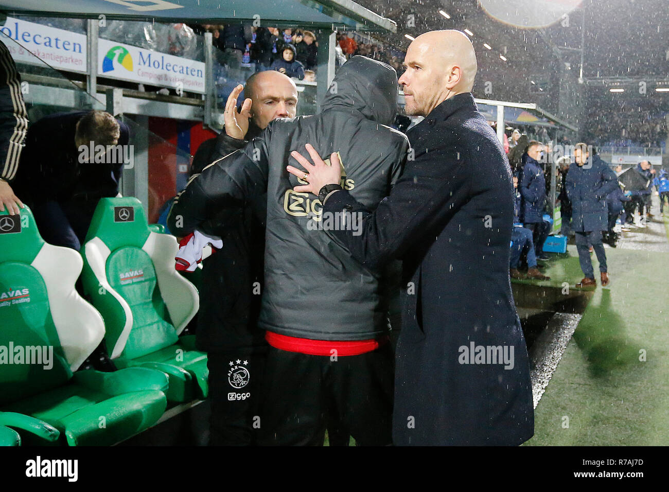 ZWOLLE, 08-12-2018, MAC3Park Stadium, stagione 2018 / 2019, olandese Eredivisie, assistente Ajax Alfred Schreuder e Ajax trainer coach Erik dieci Hag celebra la vittoria di 1-4 durante il match PEC Zwolle - Ajax. Foto Stock