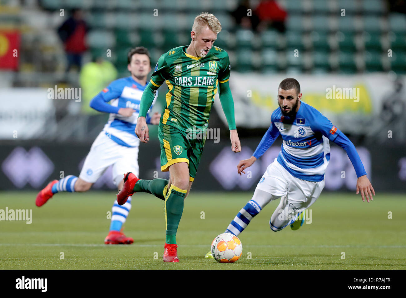 L'AIA - ADO - Graafschap , Calcetto , Stagione 2018/2019 , Eredivisie , Cars jeans Stadium , 08-12-2018 , lettore ADO Lex Immers sulla palla durante il gioco ADO - Graafschap . Foto Stock