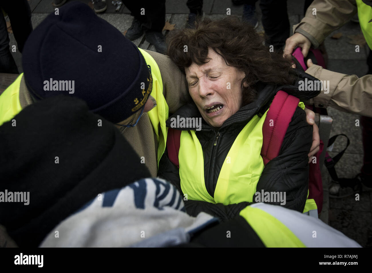 Parigi, Francia. 8 Dic 2018. Prostesters andare sulle ginocchia durante il " Giallo " canottiere dimostrazione sugli Champs Elysees l 8 dicembre 2018 a Parigi, Francia. Il 'Giubbotto giallo' ('Gilet Jaunes ") le proteste hanno dilaniato Parigi e altre città francesi per quasi un mese, come il movimento, ispirato da opposizione ad una nuova tassa sul carburante ha assorbito una vasta gamma di governo anti-sentimento. (Credito Immagine: © Elyxandro CegarraZUMA filo) Credito: ZUMA Press, Inc./Alamy Live News Foto Stock