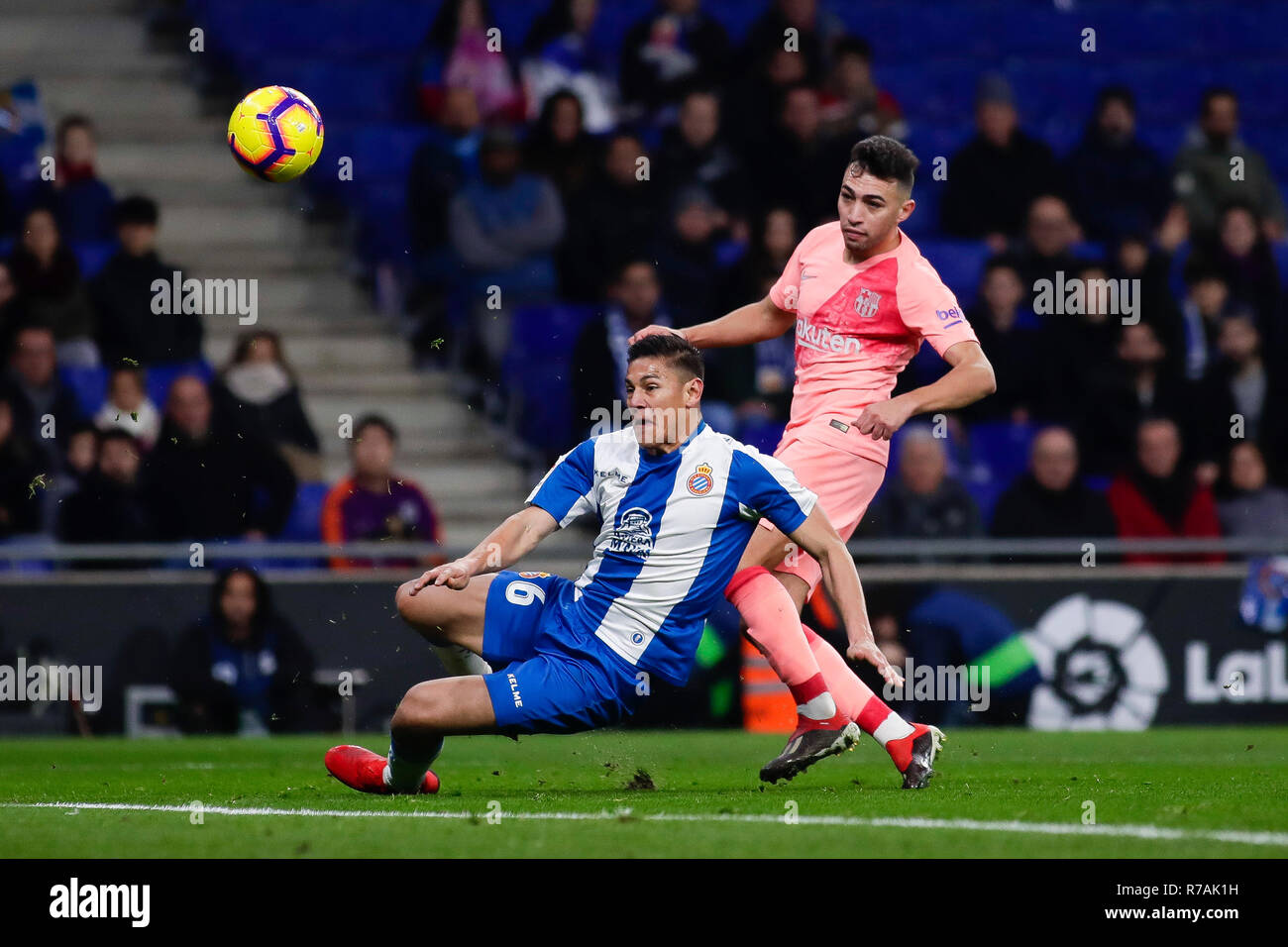 Barcellona, Spagna. 8 dicembre 2018. La Liga calcio, Espanyol rispetto a Barcellona; Munir El Haddadi ottiene il suo colpo di credito goalwards: Azione Plus immagini di sport/Alamy Live News Foto Stock