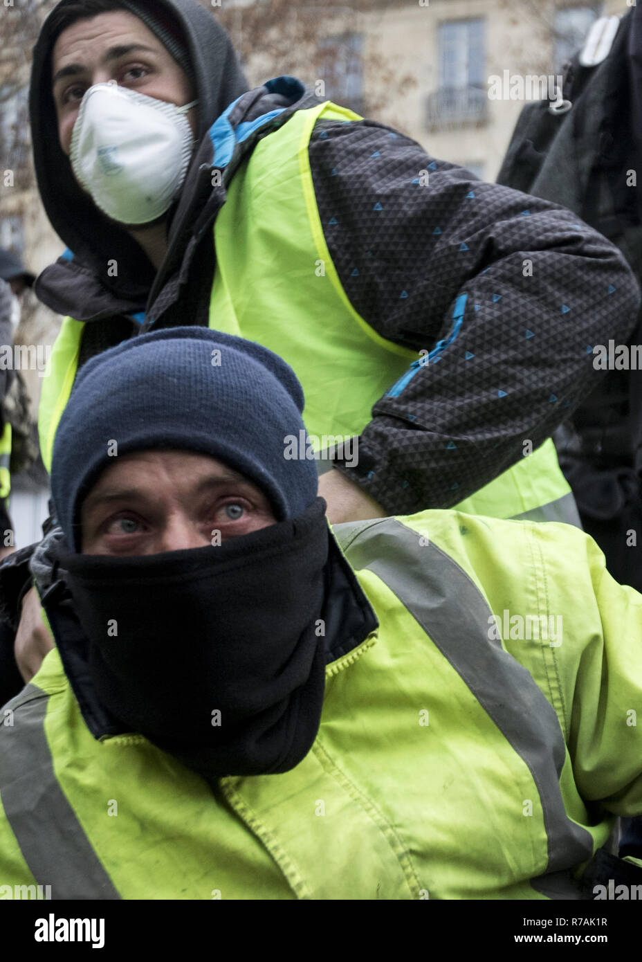 Parigi, Francia. 8 Dic 2018. Prostesters andare sulle ginocchia durante il " Giallo " canottiere dimostrazione sugli Champs Elysees l 8 dicembre 2018 a Parigi, Francia. Il 'Giubbotto giallo' ('Gilet Jaunes ") le proteste hanno dilaniato Parigi e altre città francesi per quasi un mese, come il movimento, ispirato da opposizione ad una nuova tassa sul carburante ha assorbito una vasta gamma di governo anti-sentimento. (Credito Immagine: © Elyxandro CegarraZUMA filo) Credito: ZUMA Press, Inc./Alamy Live News Foto Stock