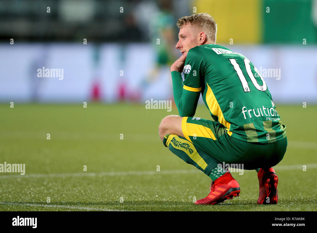 L'AIA - ADO - Graafschap , Calcetto , Stagione 2018/2019 , Eredivisie , Cars jeans Stadium , 08-12-2018 , lettore ADO Lex Immers sconsolato dopo il gioco ADO - Graafschap (0-0) . Foto Stock